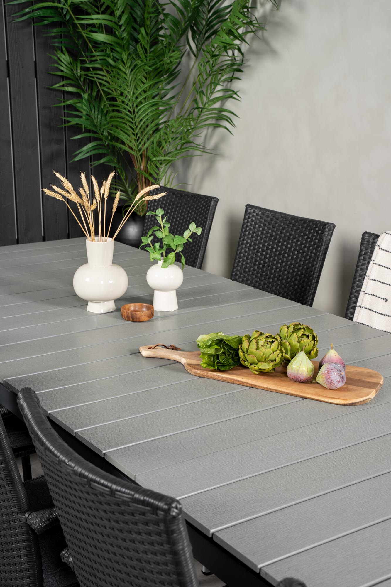 Levels Outdoor-Tischset + Anna 224cm/8St. in Schwarz präsentiert im Onlineshop von KAQTU Design AG. Gartentischset ist von Venture Home