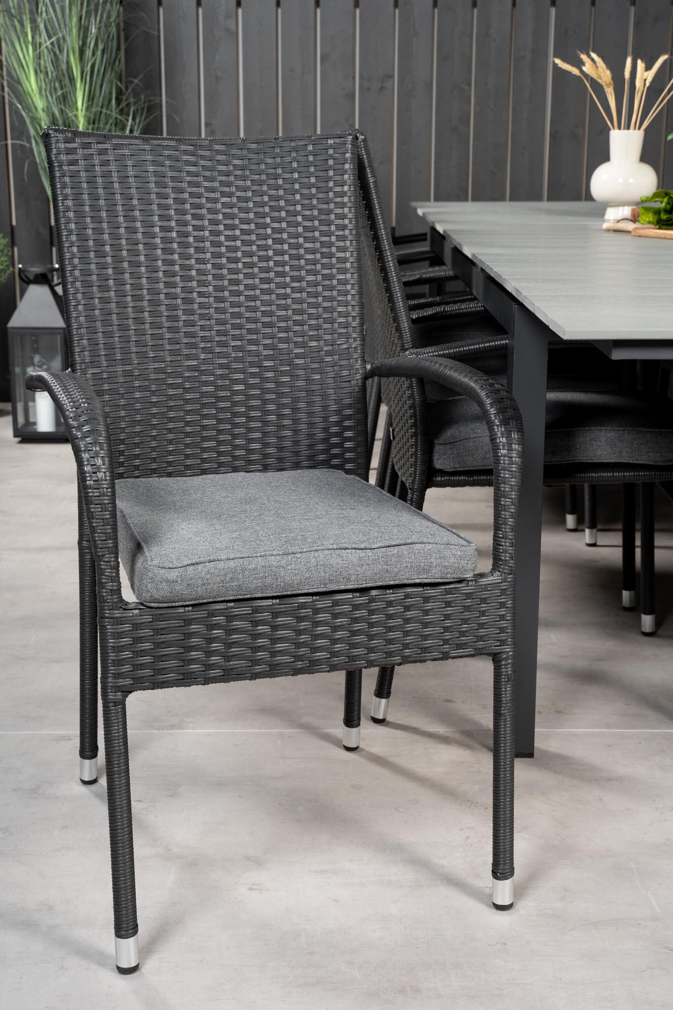 Levels Outdoor-Tischset + Anna 224cm/8St. in Schwarz präsentiert im Onlineshop von KAQTU Design AG. Gartentischset ist von Venture Home