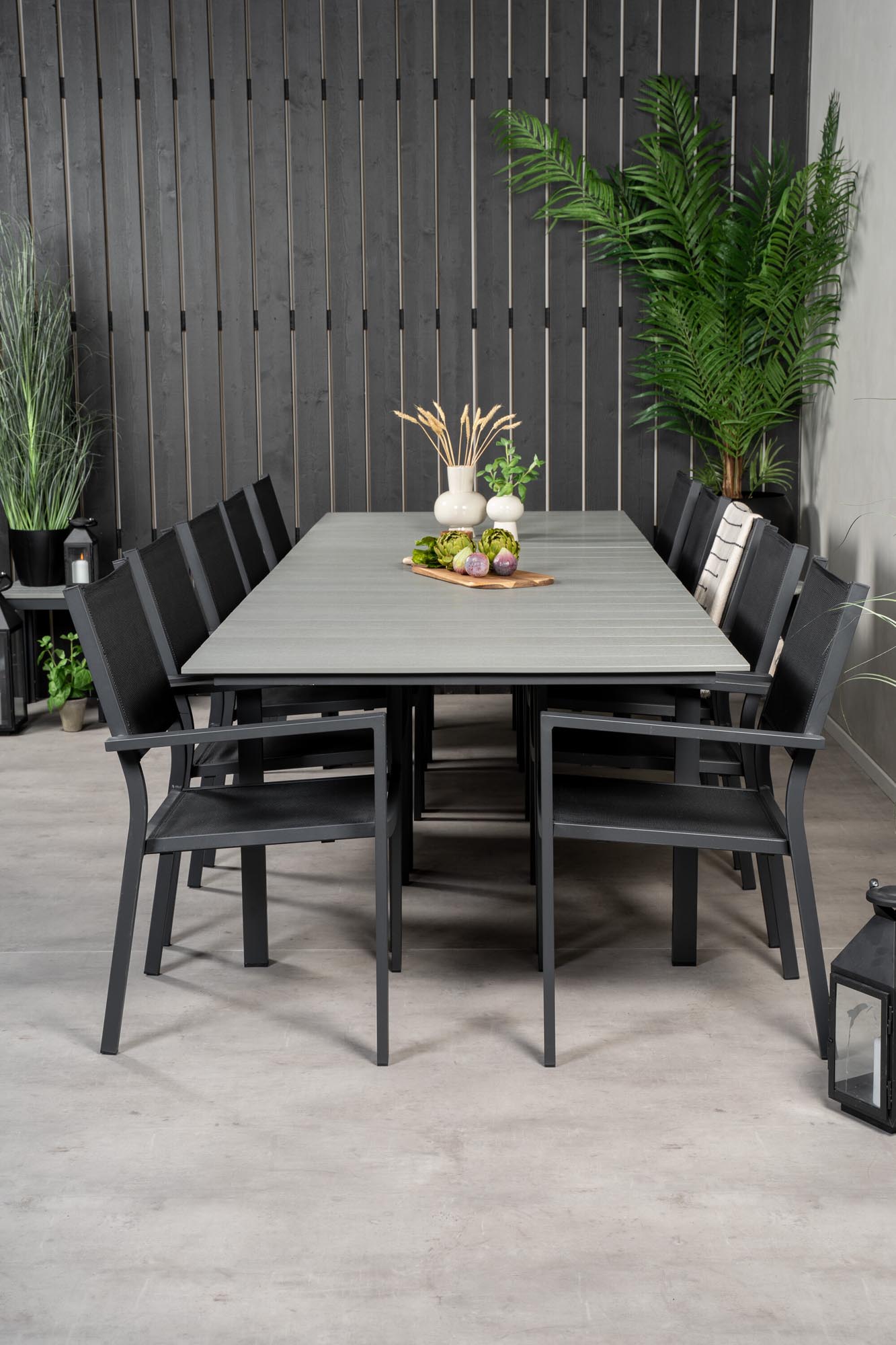 Elegantes Outdoor-Tischset für stilvolle Sommerabende im Freien.