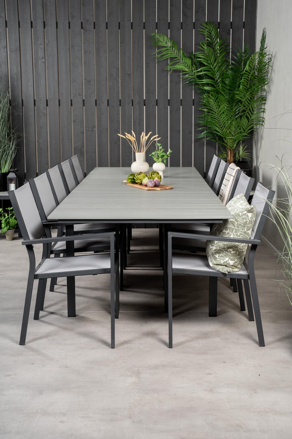 Levels Gartentisch 224/324 + Copacabana Arm Stuhl in Grau präsentiert im Onlineshop von KAQTU Design AG. Gartentischset ist von Venture Home