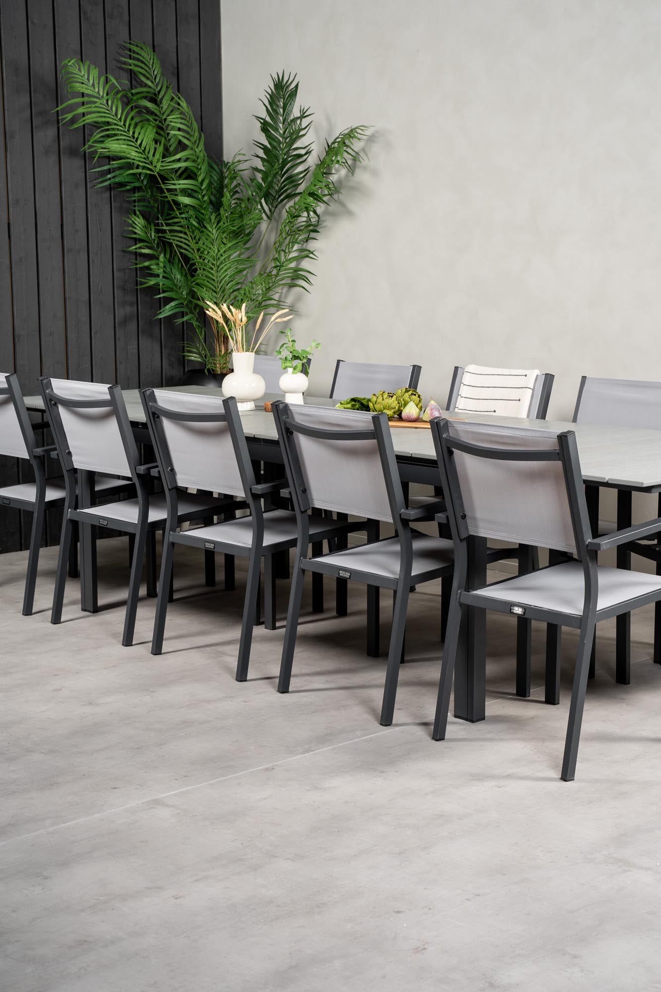 Moderner Levels Esstisch mit Copacabana Stühlen von Venture Home.