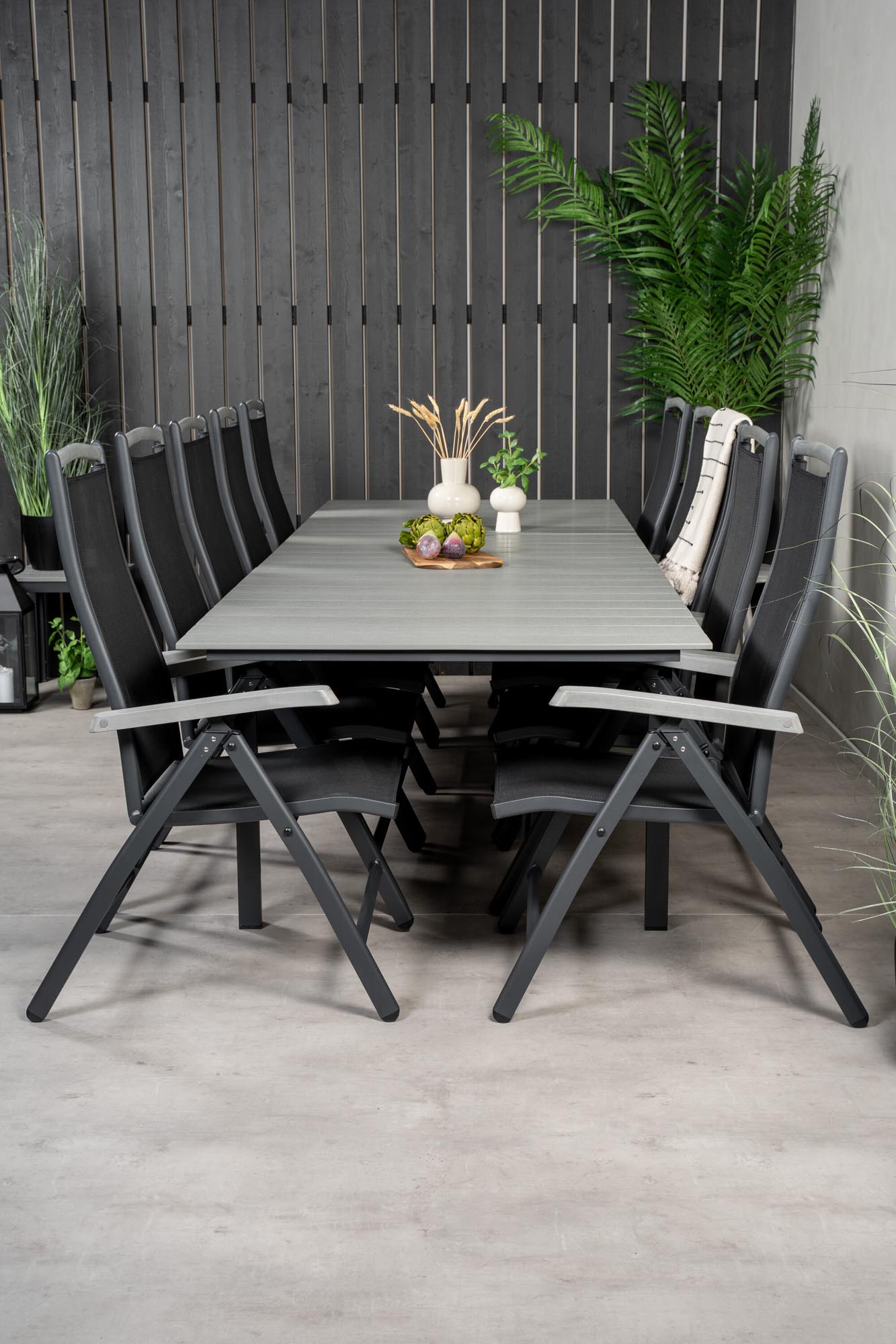 Levels Outdoor-Tischset + Albany 224cm/8St. in Schwarz präsentiert im Onlineshop von KAQTU Design AG. Gartentischset ist von Venture Home
