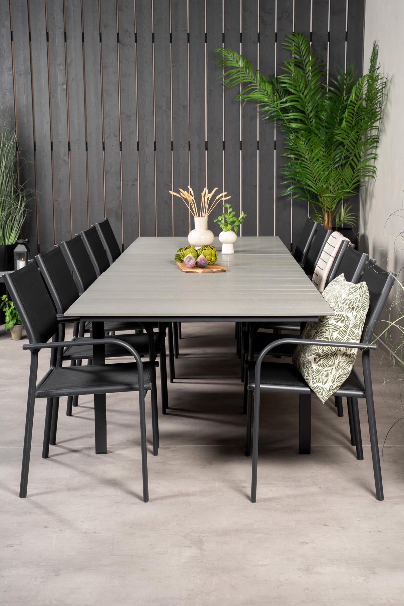 Levels Outdoor-Tischset + Santorini 224cm/8St. in Schwarz präsentiert im Onlineshop von KAQTU Design AG. Gartentischset ist von Venture Home