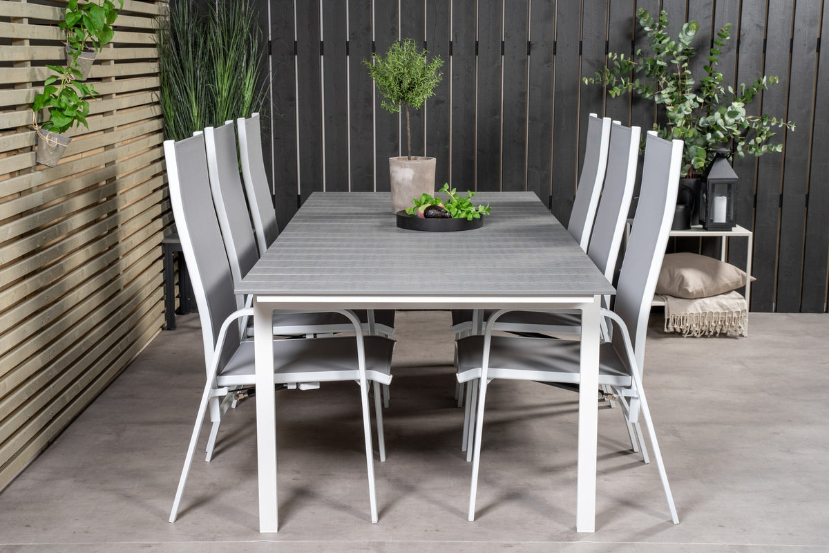 Gartentischset mit ausziehbarem Levels Esstisch aus Aluminium und Aintwood sowie acht stapelbaren Copacabana Stühlen mit grauem Textilene-Bezug.