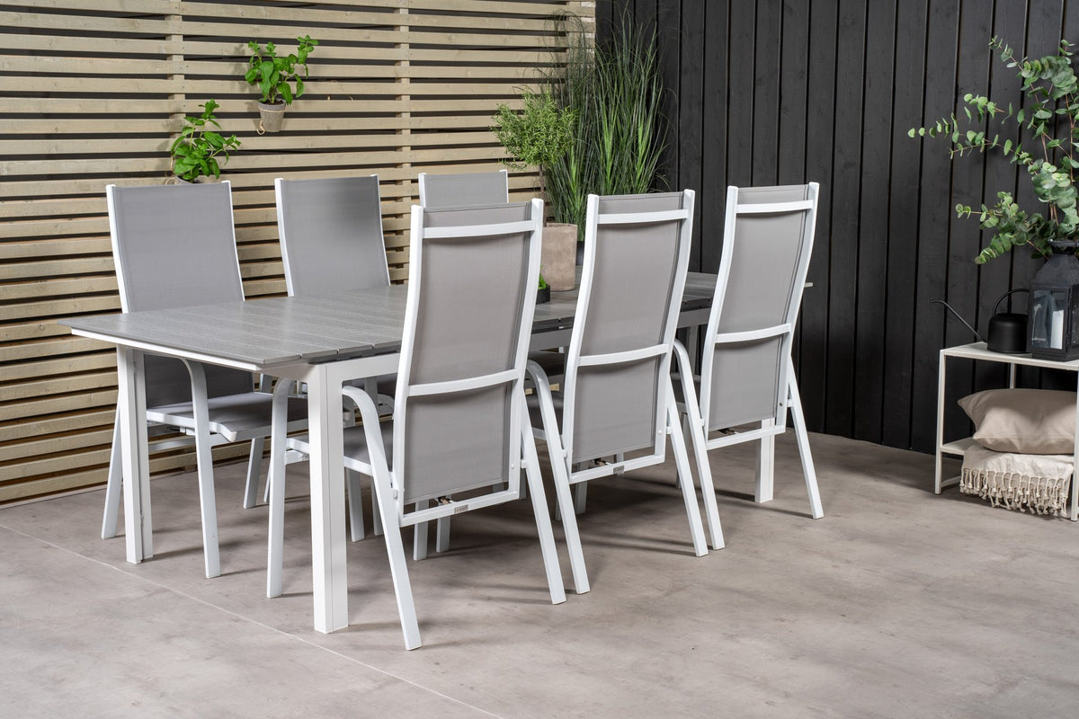 Gartentischset mit ausziehbarem Levels Esstisch aus Aluminium und Aintwood sowie acht stapelbaren Copacabana Stühlen mit grauem Textilene-Bezug.