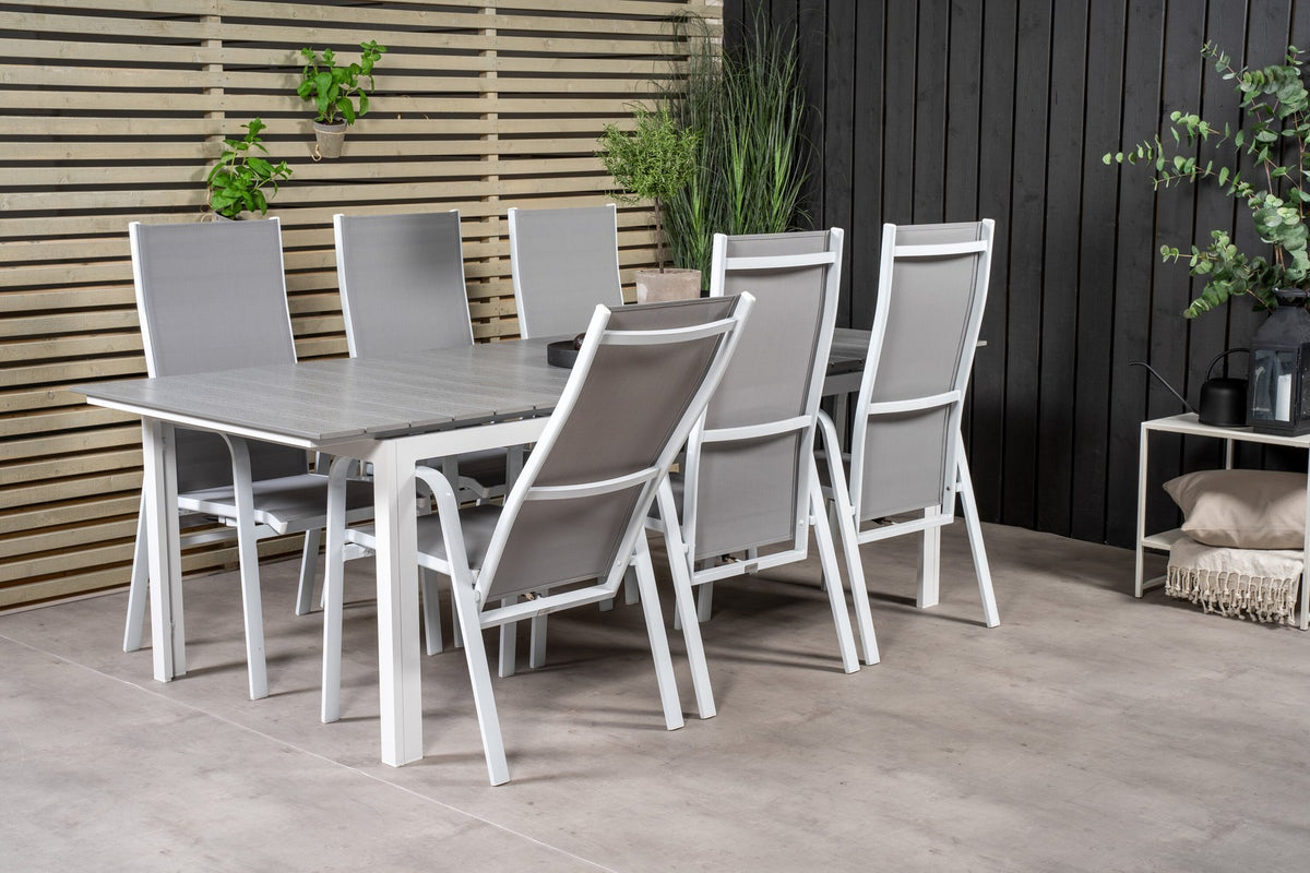 Gartentischset mit ausziehbarem Levels Esstisch aus Aluminium und Aintwood sowie acht stapelbaren Copacabana Stühlen mit grauem Textilene-Bezug.