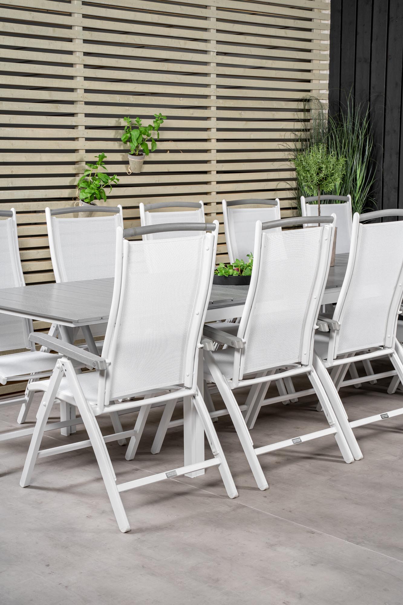 Levels Outdoor-Tischset + Albany 229cm/8St. in Weiss präsentiert im Onlineshop von KAQTU Design AG. Gartentischset ist von Venture Home