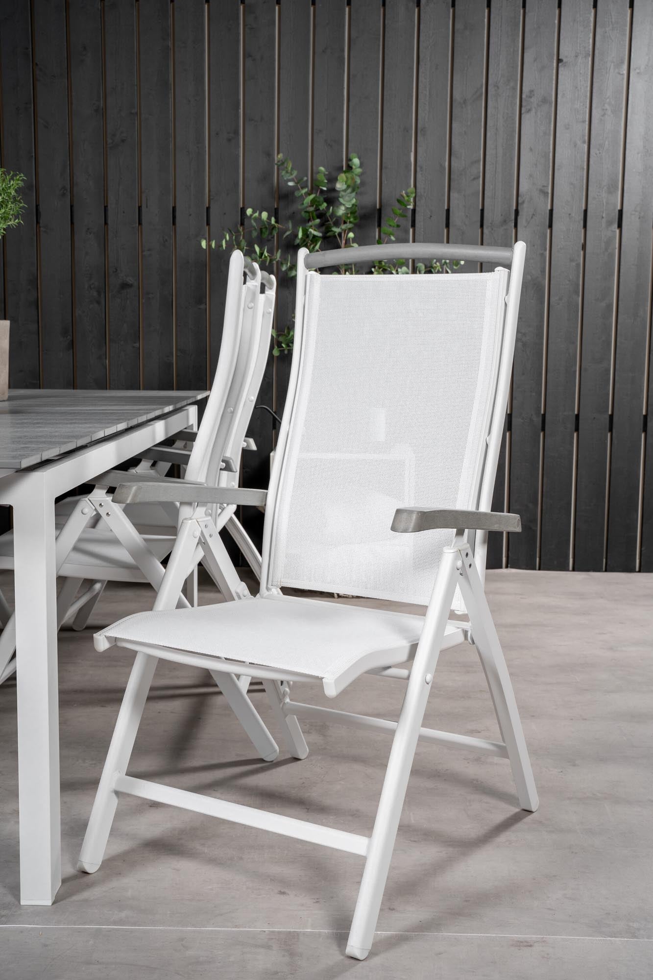 Elegantes Tischset für gesellige Runden im Freien, langlebig und pflegeleicht.