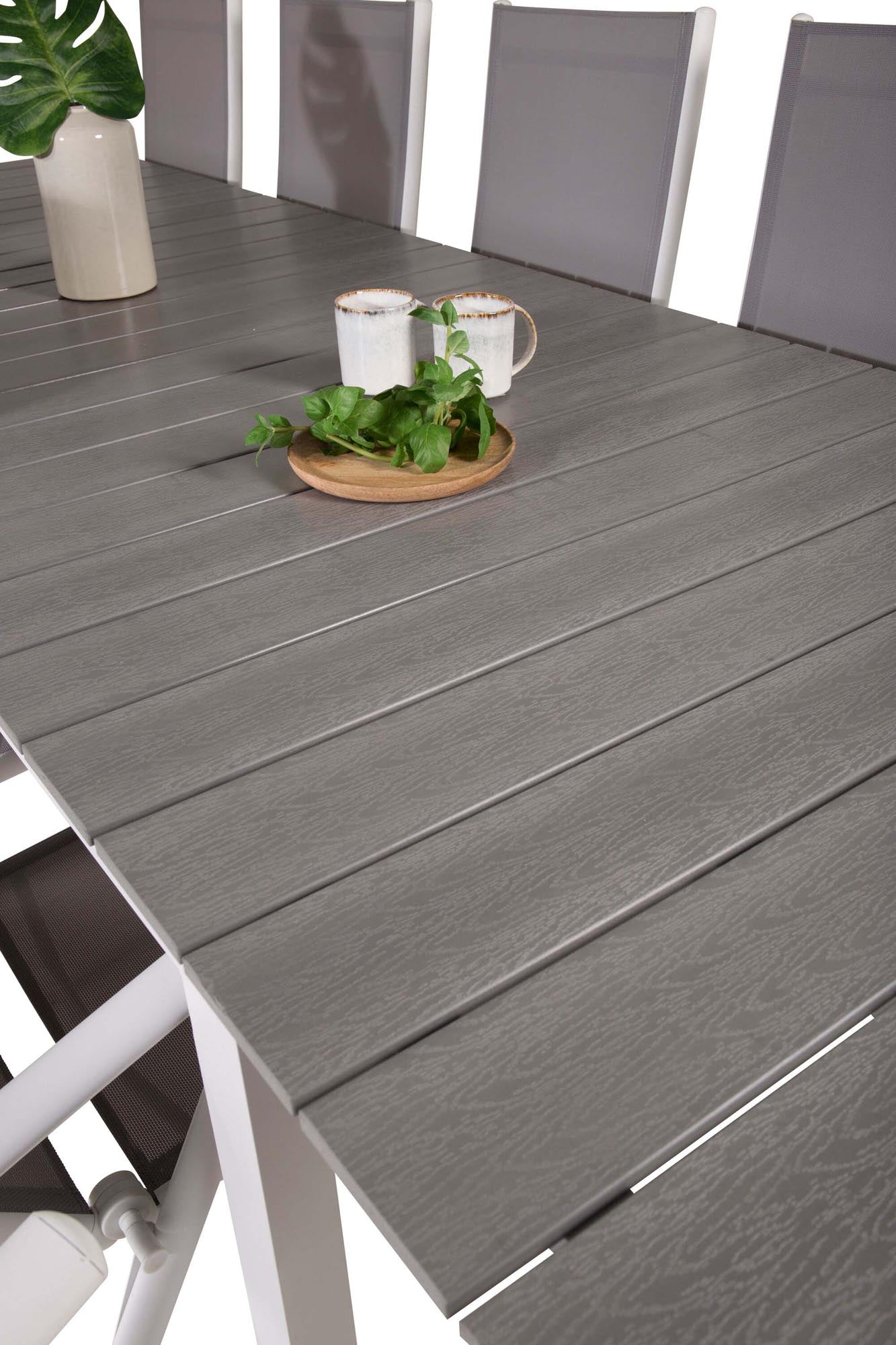 Stylisches Levels Outdoor-Tischset von Venture Home für 8 Personen. Perfekt für gesellige Abende im Freien auf Terrasse oder Balkon.