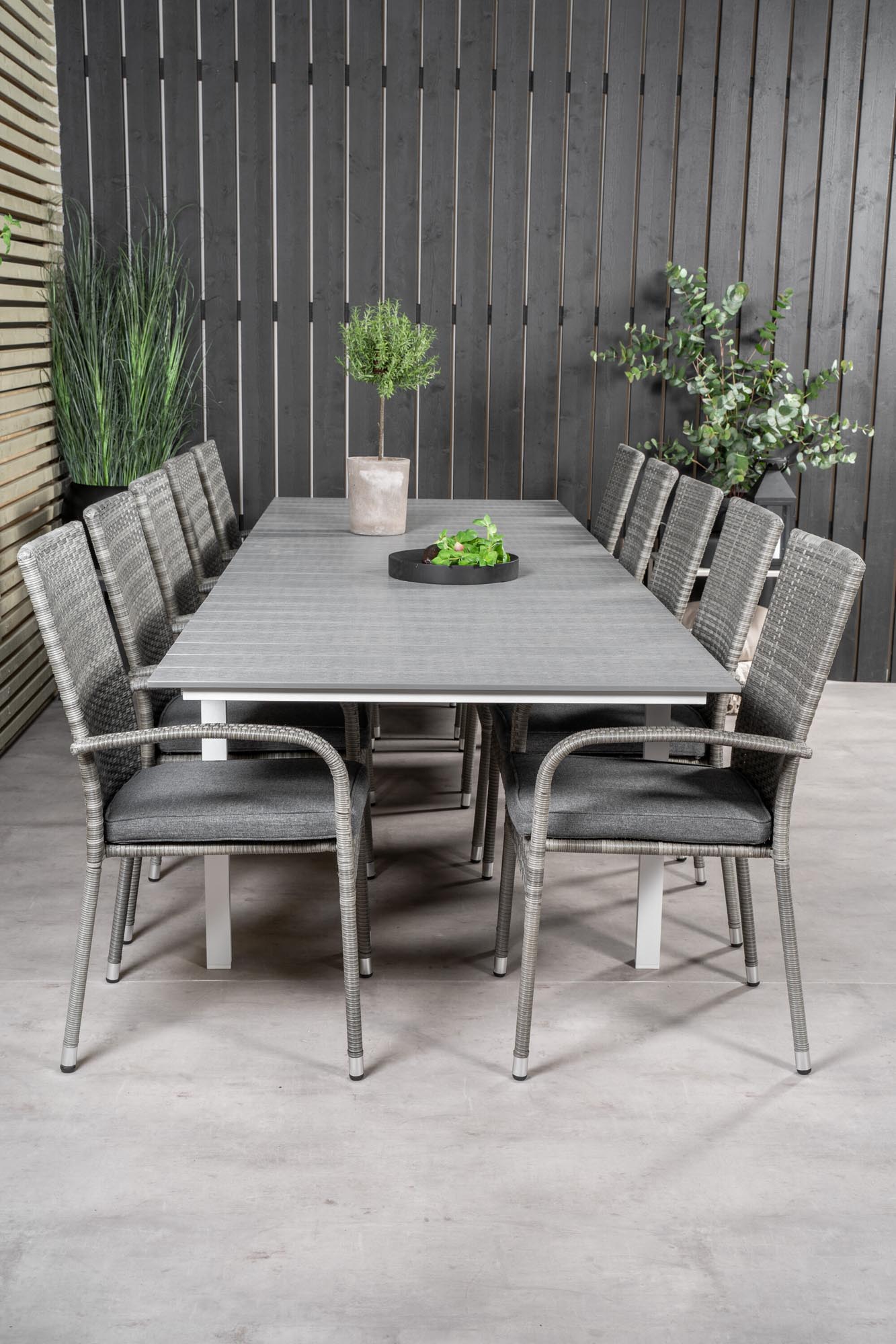 Elegantes Outdoor-Set für stilvolle Dinner im Freien von Venture Home.