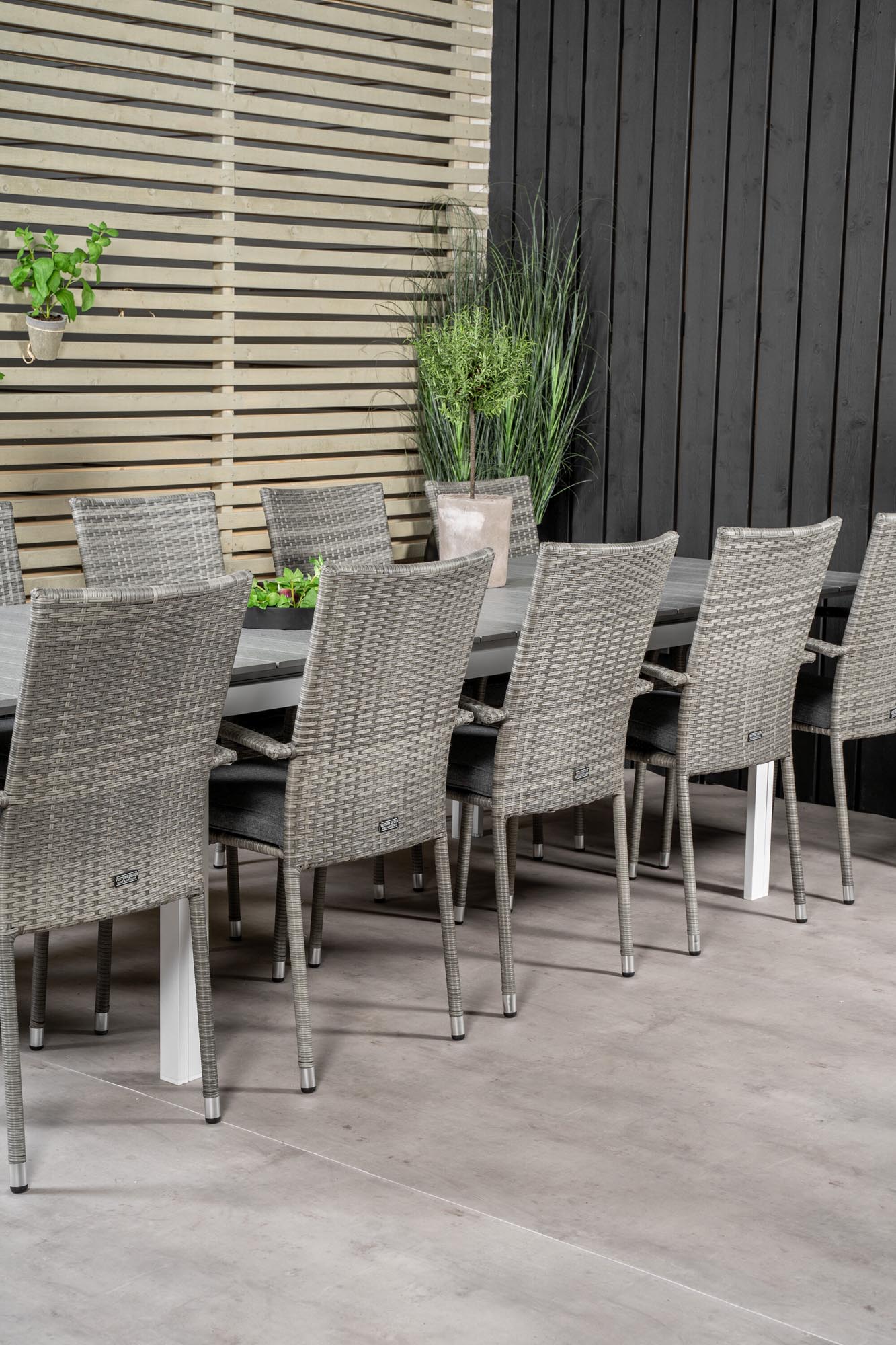 Robustes Outdoor-Set für gesellige Runden im Garten von Venture Home.