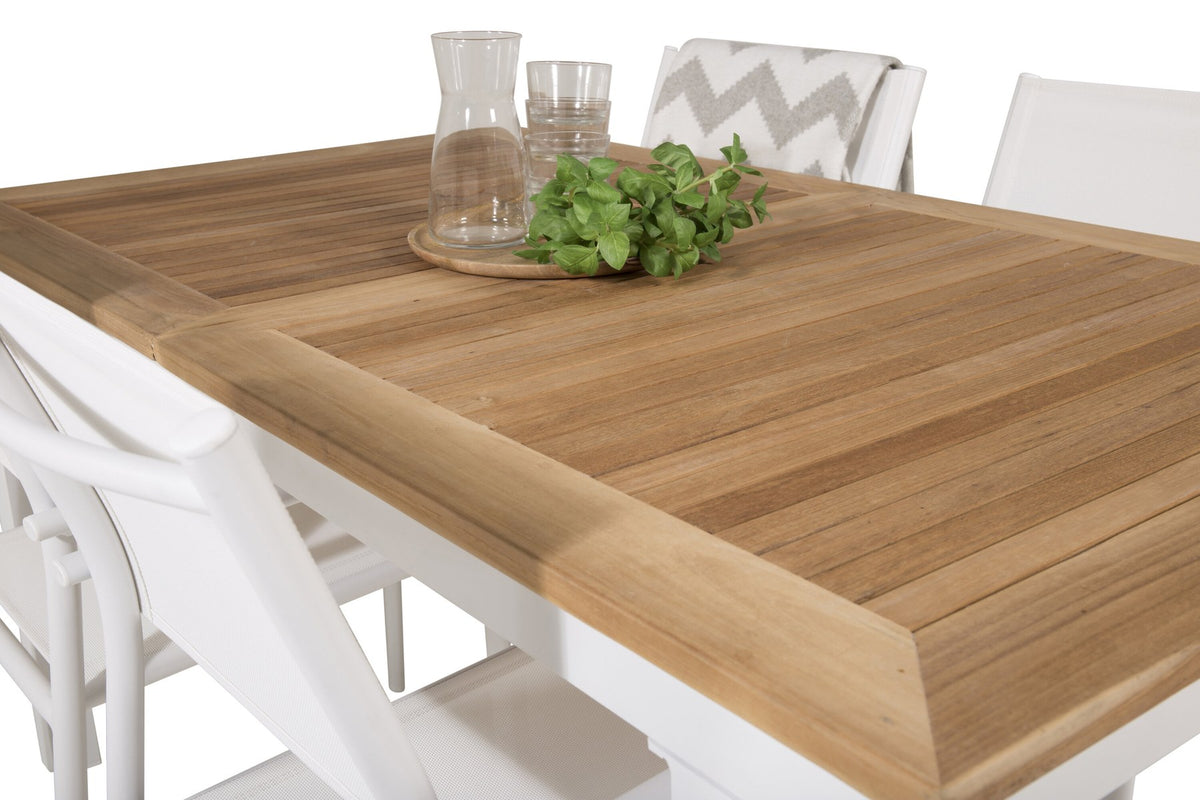Weisses Gartentischset Santorini & Panama von Venture Home: zwei Stühle aus Aluminium und rechteckiger Tisch mit Teak-Tischplatte.