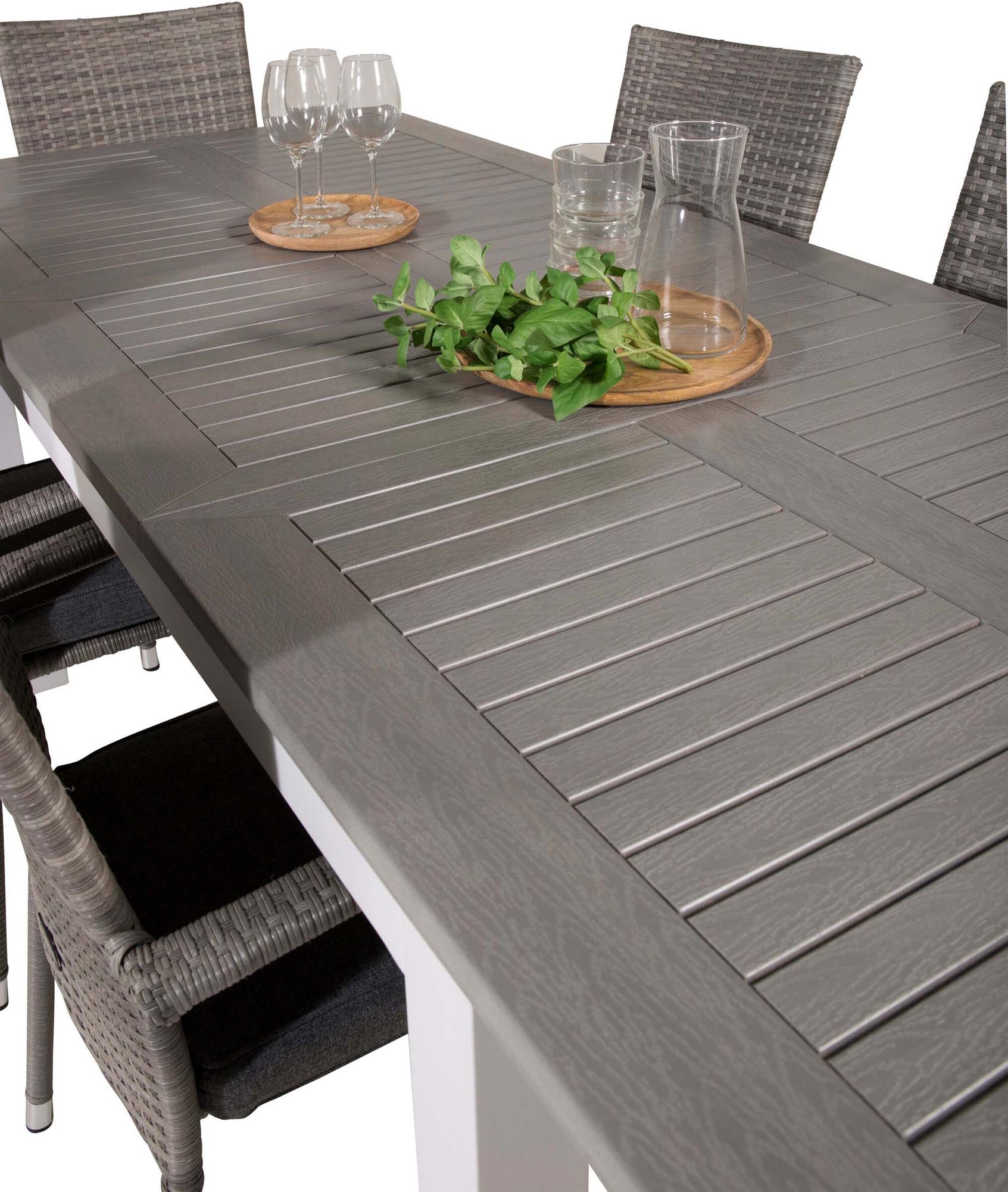 Entdecken Sie das Albany Outdoor-Gartentischset von Venture Home: stilvoll, ausziehbar und ideal für gesellige Stunden im Freien.