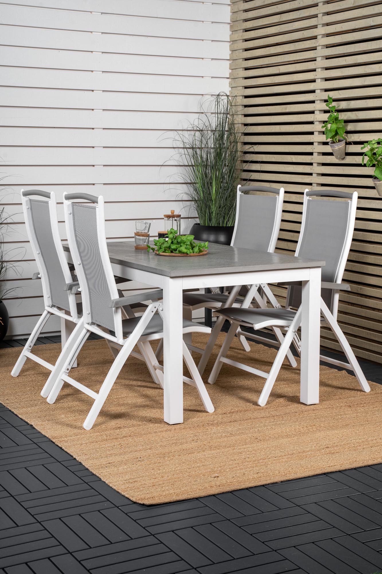 Erleben Sie das Albany Outdoor-Gartentischset von Venture Home: Flexibler, stilvoller Esstisch und bequeme Stühle für entspannte Abende im Freien.