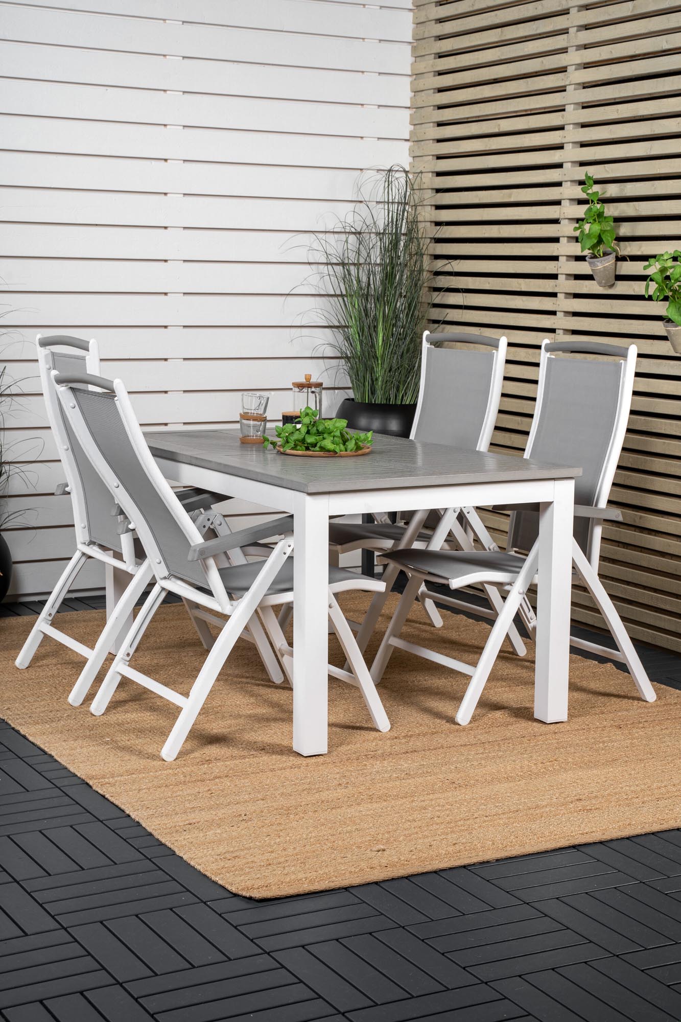 Entdecken Sie das Albany Outdoor-Gartentischset von Venture Home: Ausziehbarer Tisch und komfortable Stühle für stilvolle Momente im Freien.