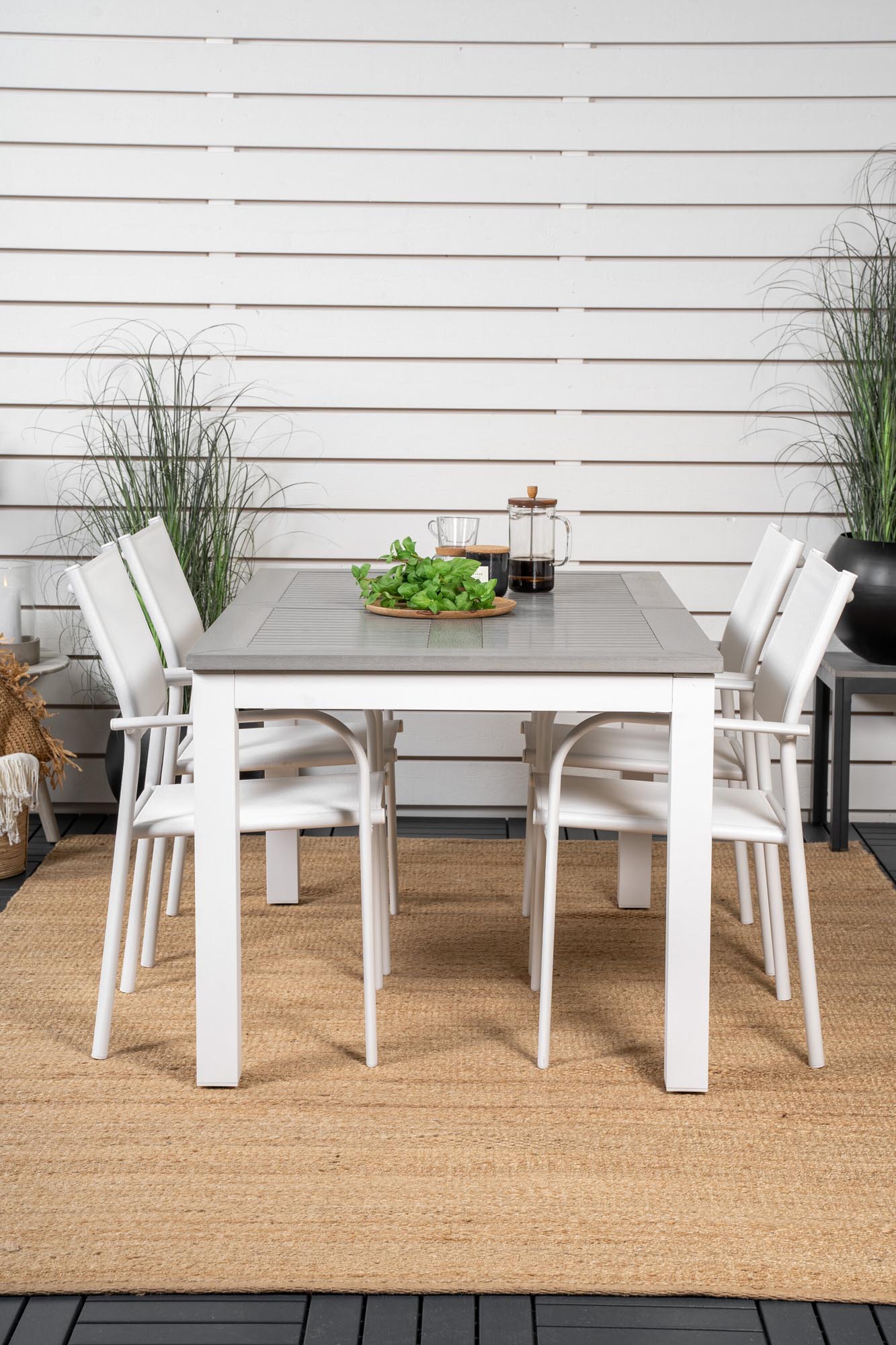 Elegantes Albany Set: Ausziehbarer Tisch & 4 Stühle für draussen.