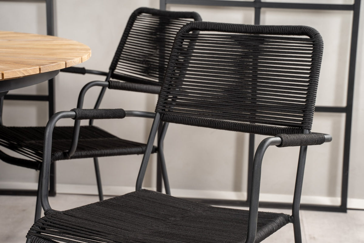 Rundes Gartentischset aus Teakholz und Aluminium: schwarzer Esstisch ⌀140 cm mit zwei Stühlen mit schwarz geflochtener Seilsitzfläche.