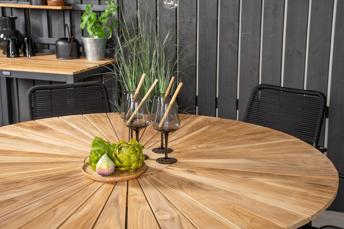Rundes Gartentischset aus Teakholz und Aluminium: schwarzer Esstisch ⌀140 cm mit zwei Stühlen mit schwarz geflochtener Seilsitzfläche.