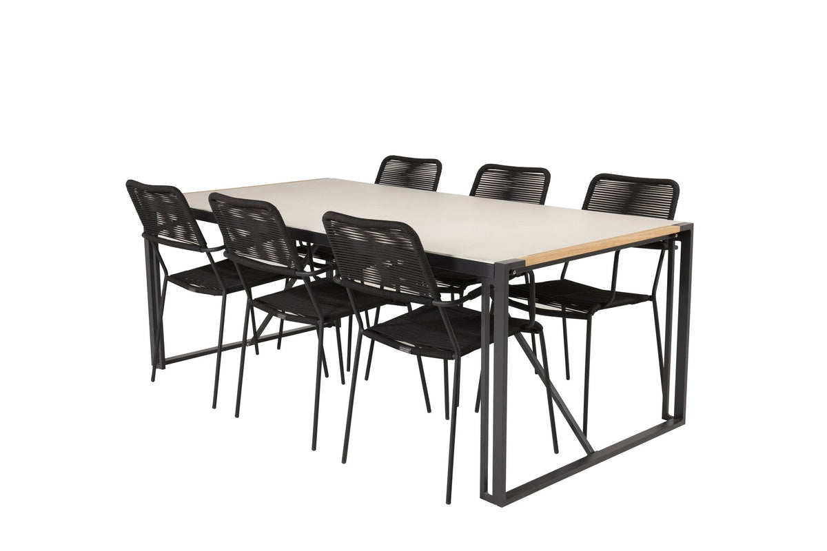 Zwei schwarze Esszimmerstühle mit geflochtener Seilsitzfläche und Aluminiumgestell neben rechteckigem Esstisch mit Glas-Teak-Platte und Stahlbeinen.