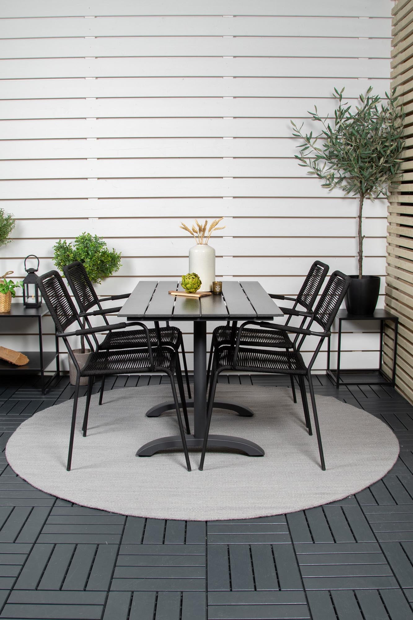 Genießen Sie stilvolle Sommerabende mit dem Denver Outdoor-Tischset und den eleganten Lindos Armstühlen – Komfort und Design für Ihren Garten!