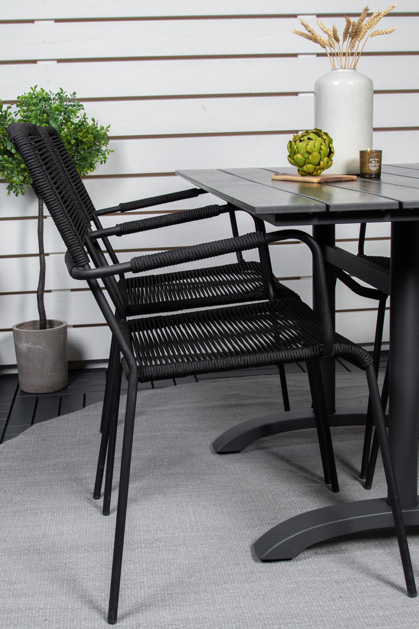 Genießen Sie stilvolle Sommerabende mit dem Denver Outdoor-Tischset: Robuster Tisch und komfortable Lindos Armstühle für gesellige Runden im Freien.