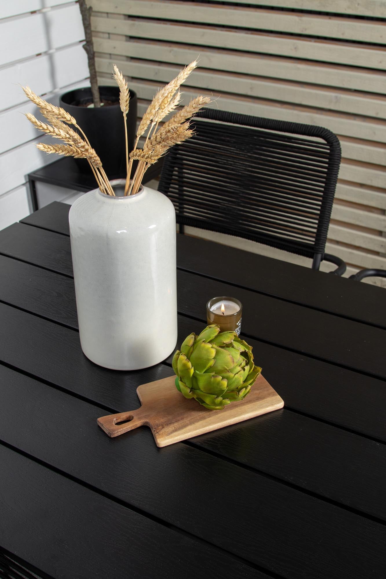 Verleihen Sie Ihrem Garten mit dem Denver Outdoor-Tischset von Venture Home Eleganz: Wetterfester Tisch und bequeme Lindos Armstühle für unvergessliche Momente.