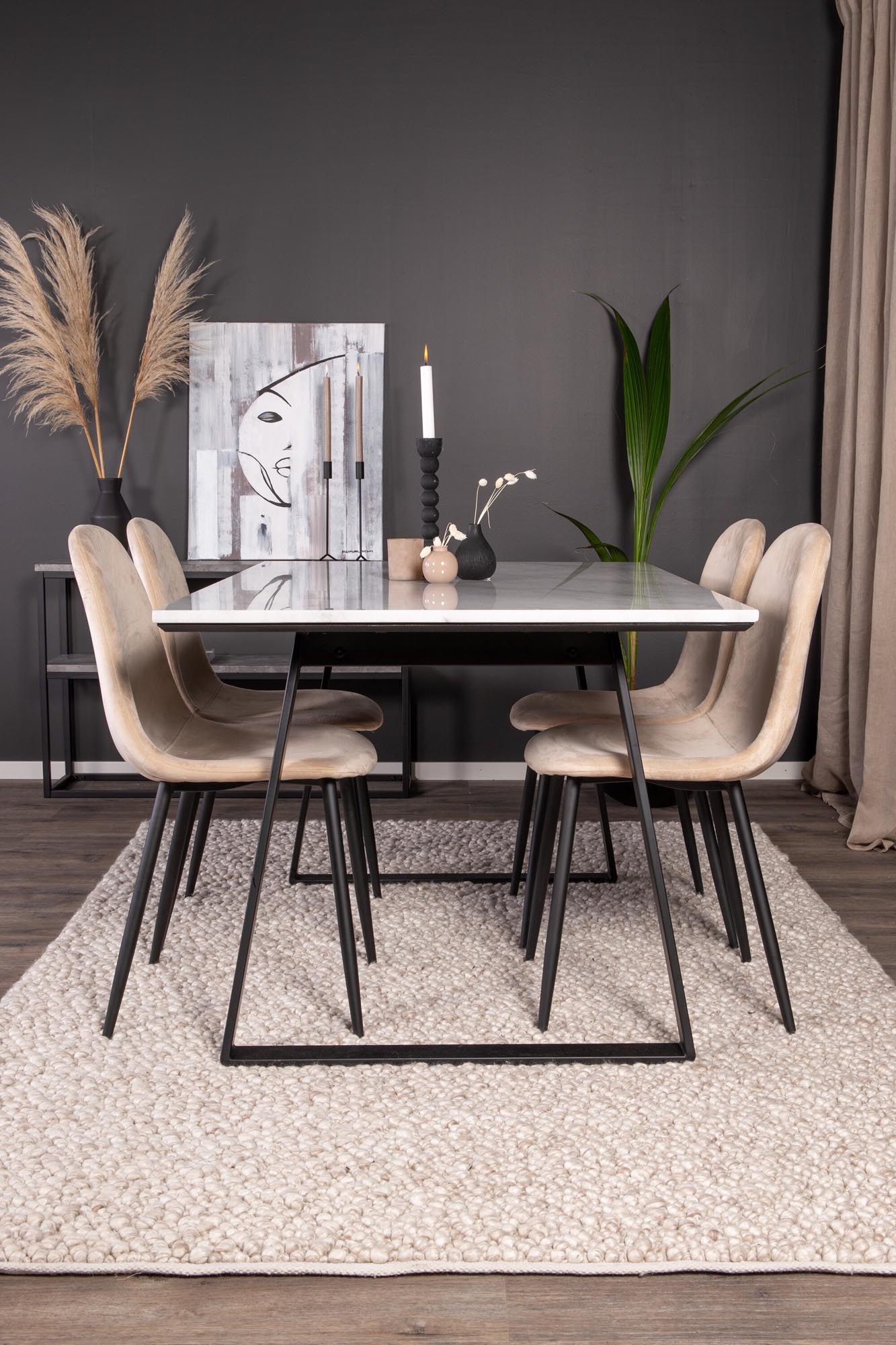 Stilvolles Esszimmerset Estelle + Polar: Moderner Esstisch und bequeme Samtstühle für einladende Abende mit Familie und Freunden.