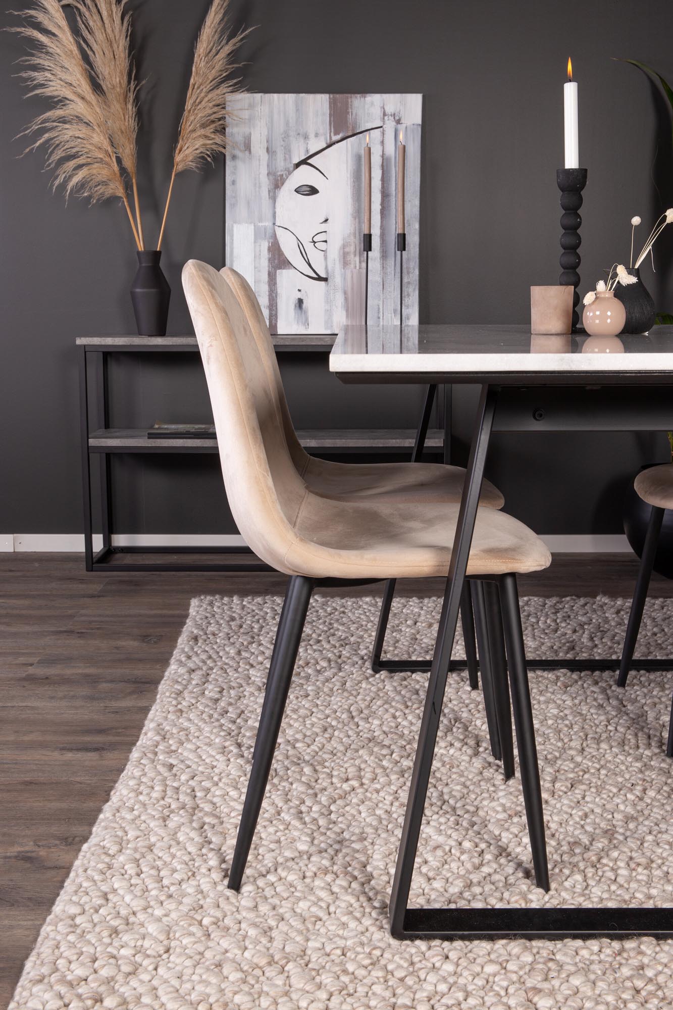 Elegantes Esszimmerset Estelle + Polar: Moderner Tisch und bequeme Stühle für gesellige Abende und einladende Atmosphäre.