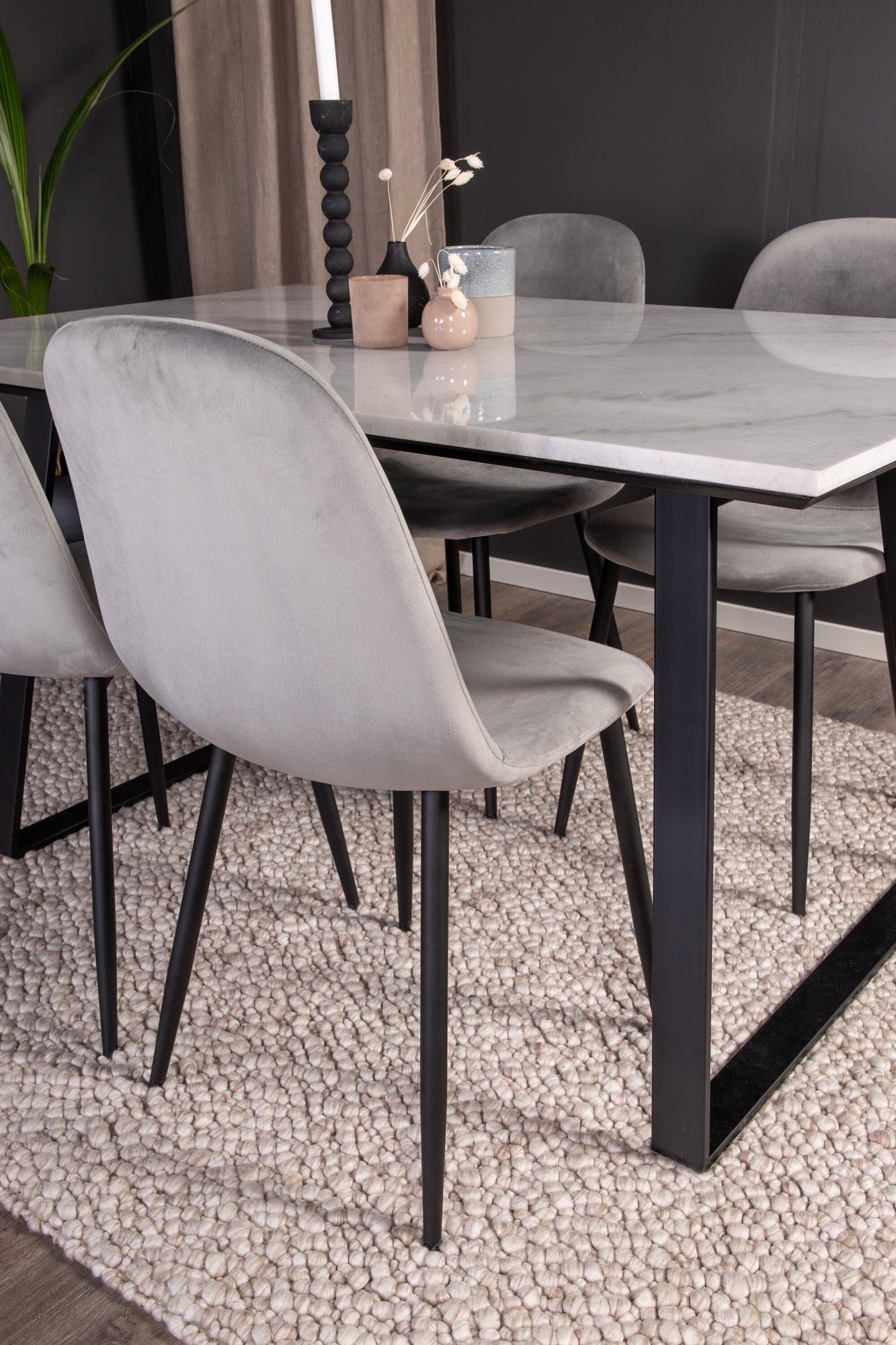 Elegantes Esszimmerset Estelle + Polar: Moderner Tisch und bequeme Stühle für gesellige Abende und einladende Atmosphäre.