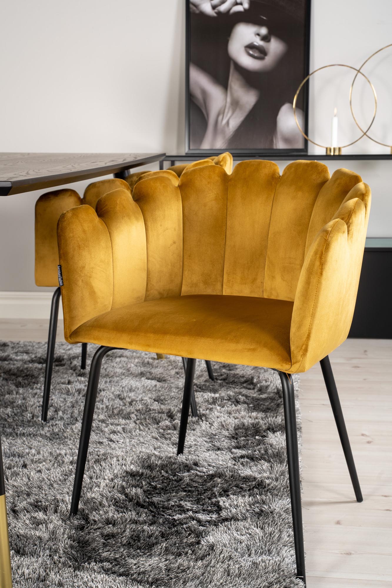 Stilvolles Dipp Esszimmerset mit luxuriösen Limhamn-Stühlen, ideal für gemütliche Familienessen und festliche Anlässe.