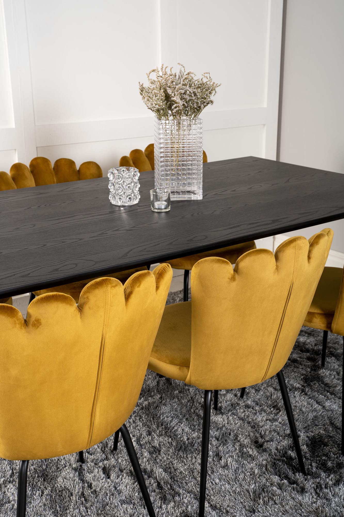 Modernes Esszimmerset von Venture Home für 6 Personen, 180 cm Tisch, stilvolle Samtstühle, ideal für gesellige Anlässe.