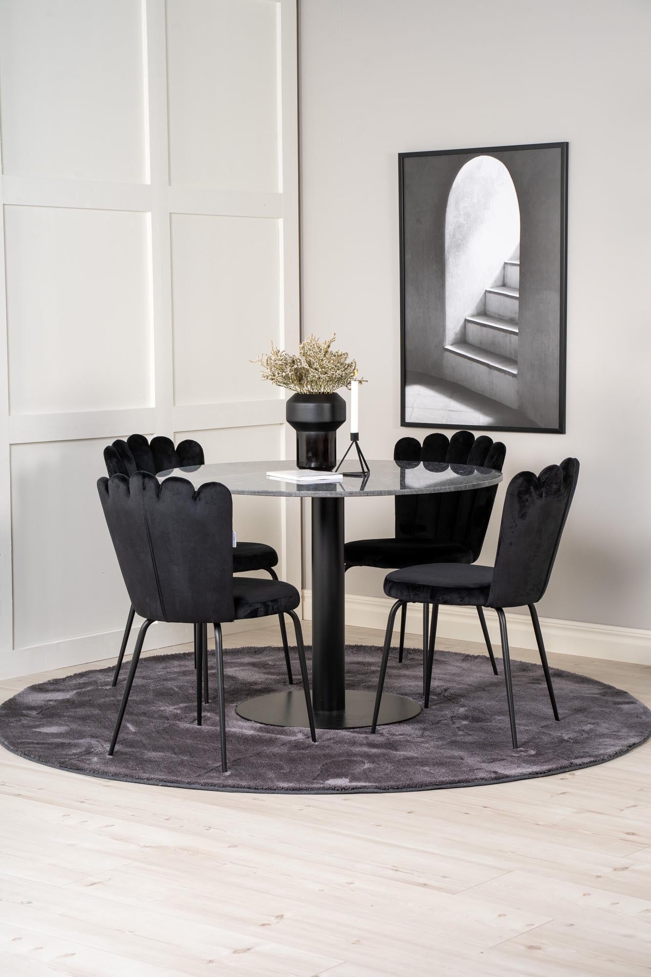 Erleben Sie das Estelle Esszimmerset + Limhamn Light ⌀106cm/4St. von Venture Home – eine harmonische Kombination aus modernem Stil und luxuriösem Komfort.