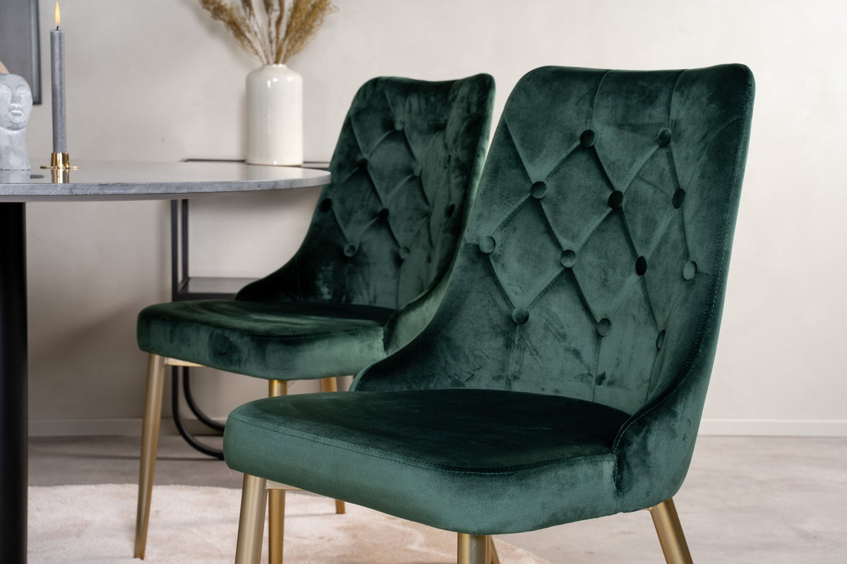 Rundes Esszimmerset Estelle mit schwarzer Marmortischplatte und gebürstetem Messinggestell, dazu vier Velvet Deluxe Stühle in moosgrünem Samt.