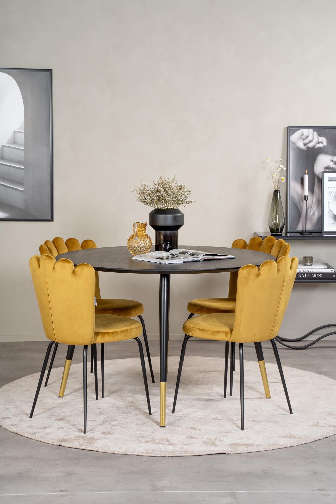 Stilvolles Dipp Esszimmerset + Limhamn von Venture Home: runder Tisch mit edlen goldenen Akzenten und komfortablen Samtstühlen für gesellige Momente.