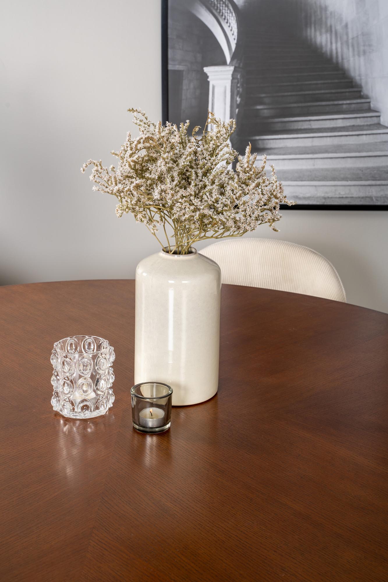 Entdecken Sie das elegante Esszimmerset Copenhagen + Velvet: Runder Tisch und luxuriöse Stühle für unvergessliche Essmomente.