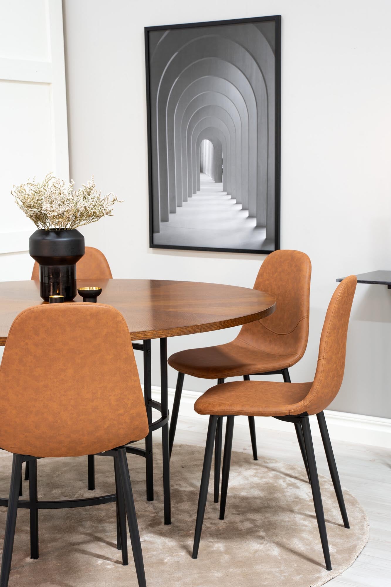 Modernes Esszimmerset im skandinavischen Stil für gesellige Runden.