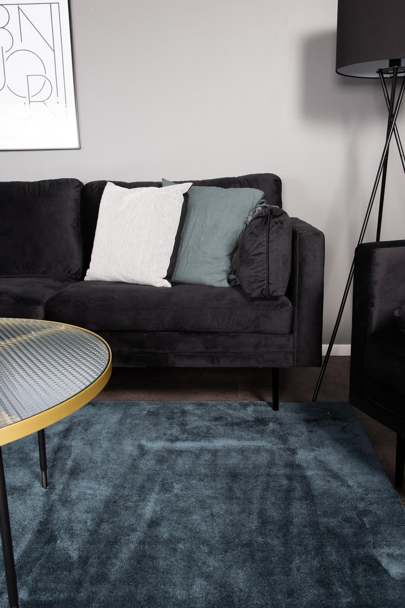 Boom Sofa in Schwarz/Schwarz präsentiert im Onlineshop von KAQTU Design AG. 3er Sofa ist von Venture Home