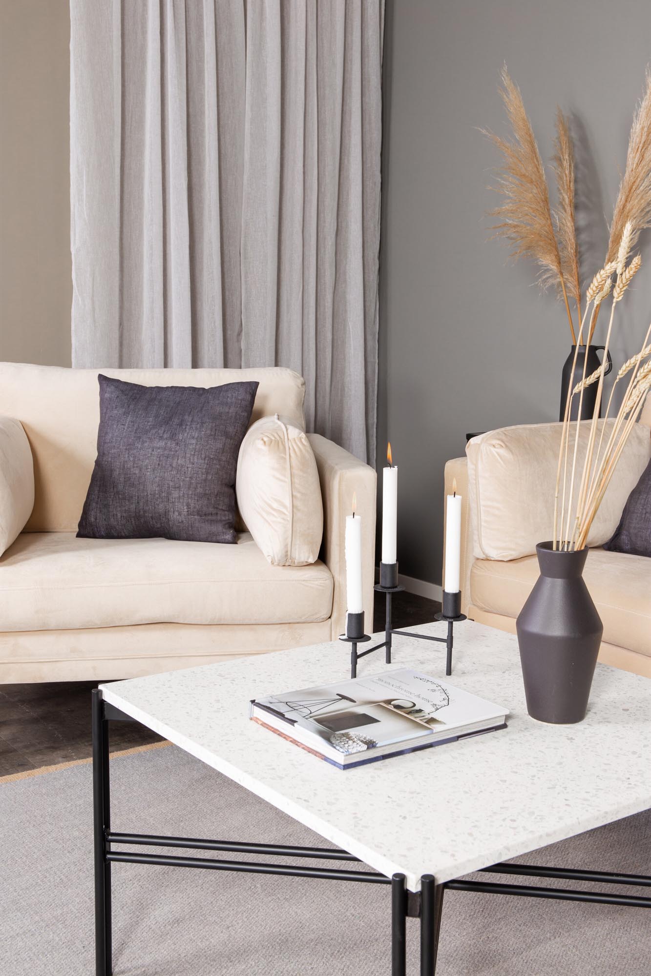 Boom Sofa in Creme/Schwarz präsentiert im Onlineshop von KAQTU Design AG. 3er Sofa ist von Venture Home