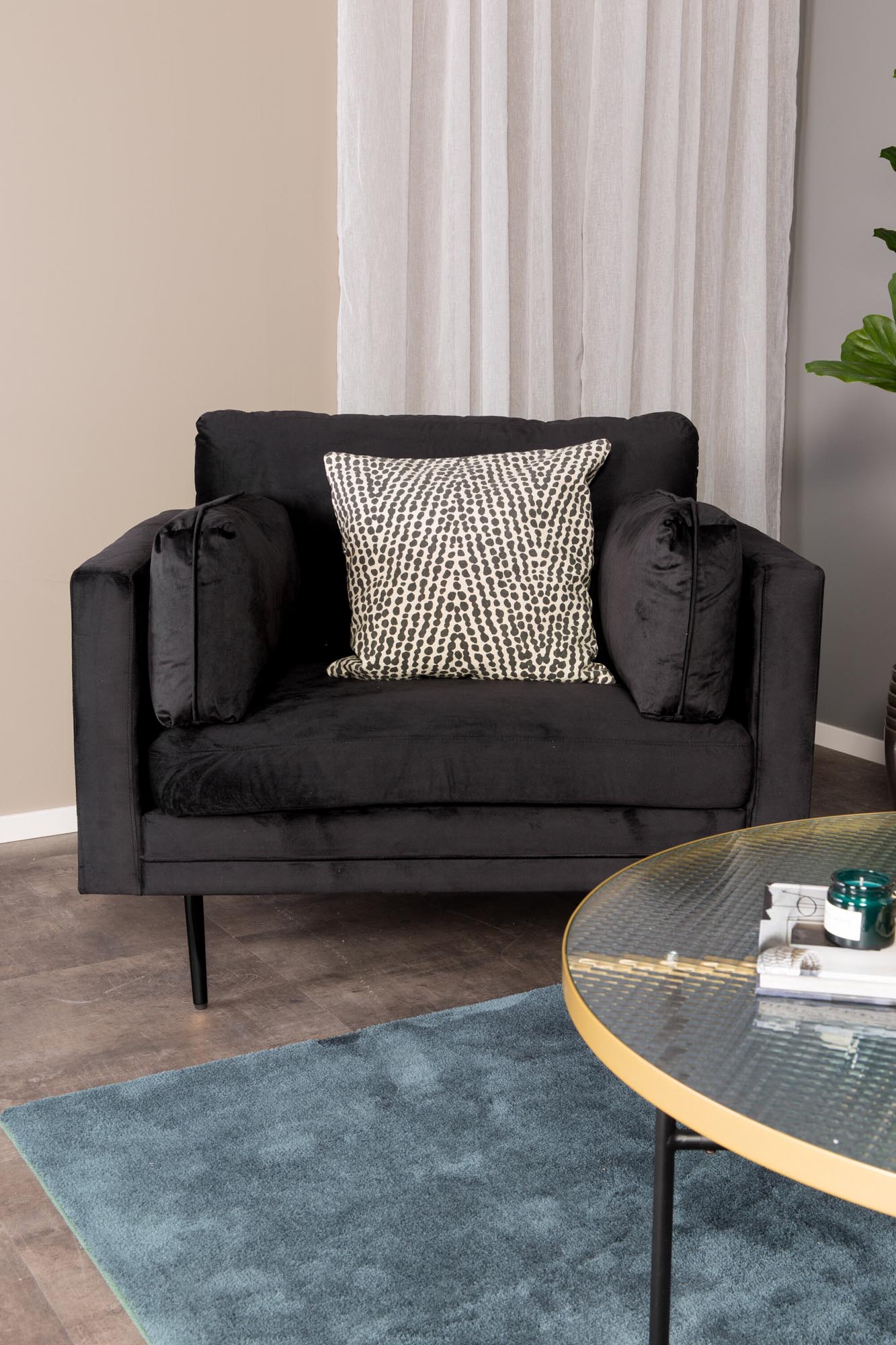 Entdecken Sie den Boom Sessel von Venture Home: Luxuriöser Samt, elegantes Design und vielseitige Gestaltungsmöglichkeiten für Ihr Zuhause.