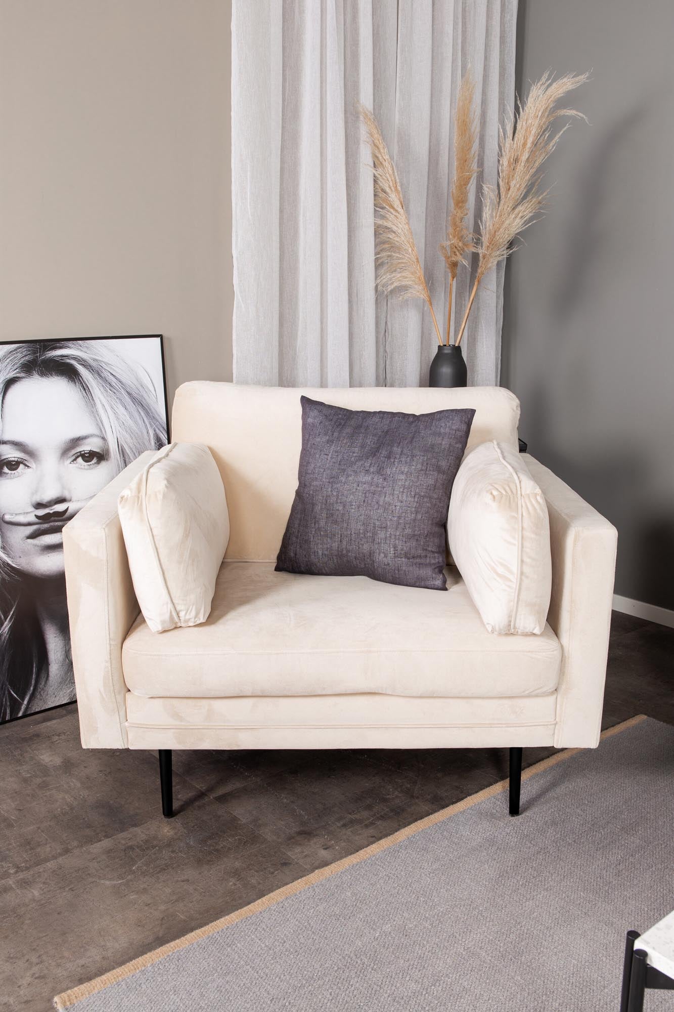 Entdecken Sie den Boom Sessel von Venture Home – ein stilvolles Möbelstück aus luxuriösem Samt, das Komfort und modernes Design vereint.