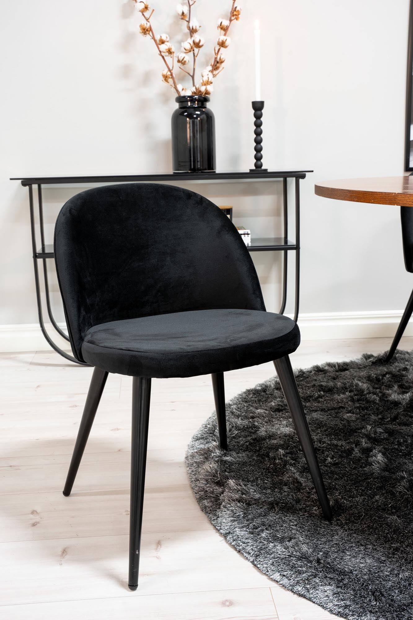 Stilvolles Esszimmerset: Skandinavische Eleganz mit Samtkomfort.