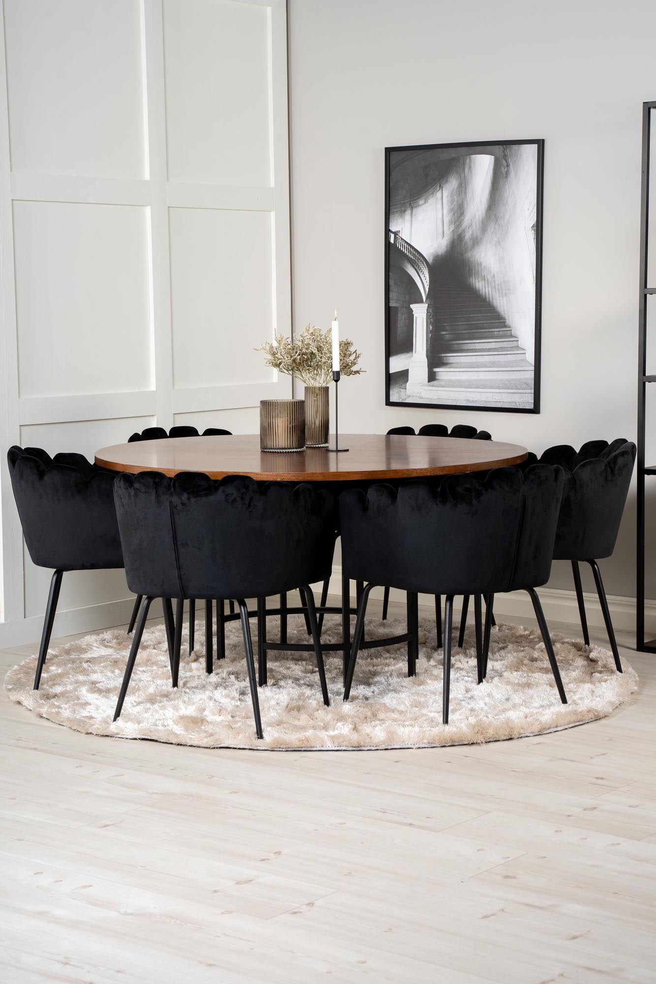 Stilvolles Esszimmerset mit schwarzem Tisch und grauen Samtstühlen, ideal für gesellige Abende.