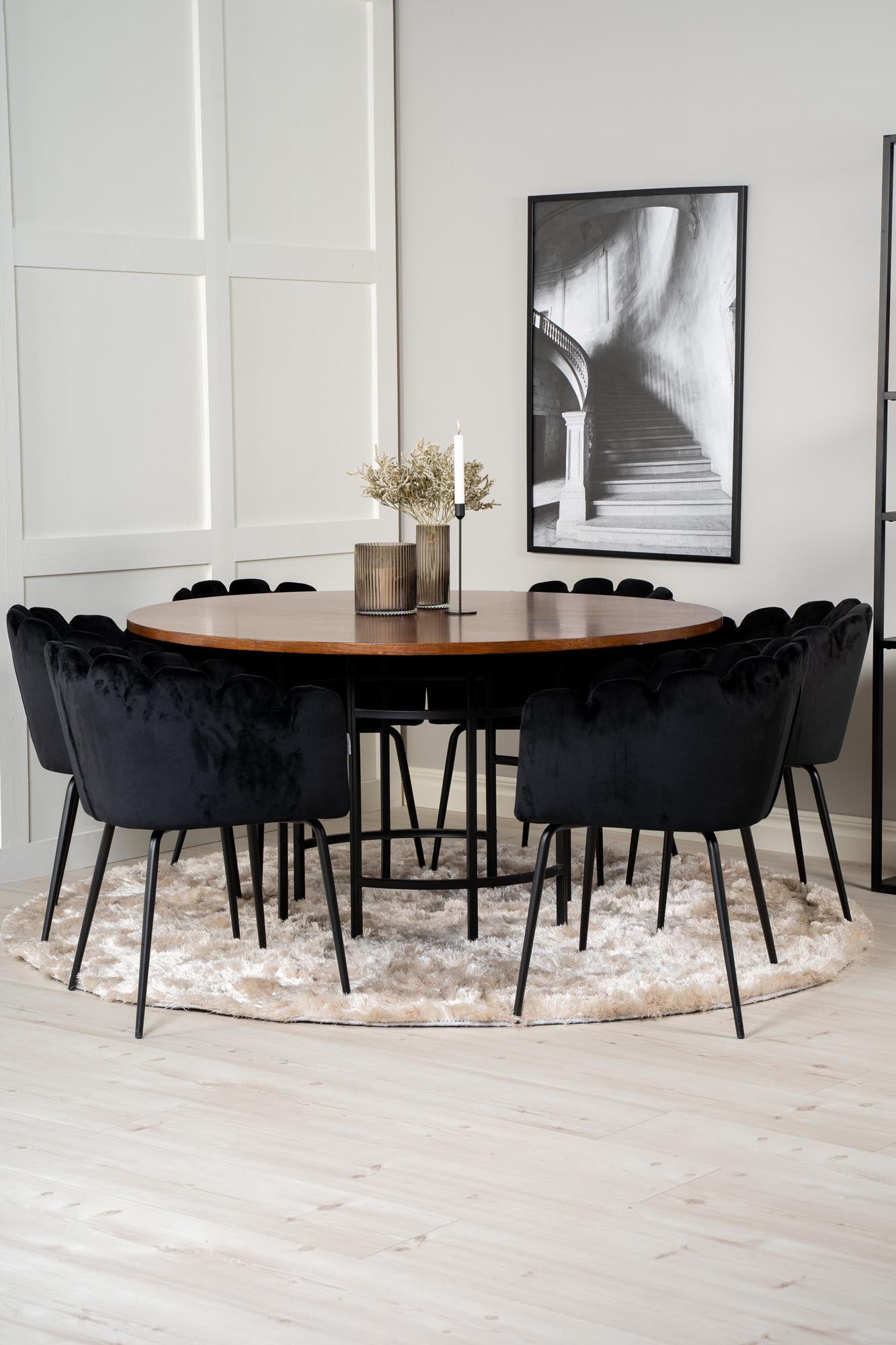 Elegantes Esszimmerset mit runden Tisch und luxuriösen Samtstühlen, perfekt für gesellige Dinner mit Freunden und Familie.