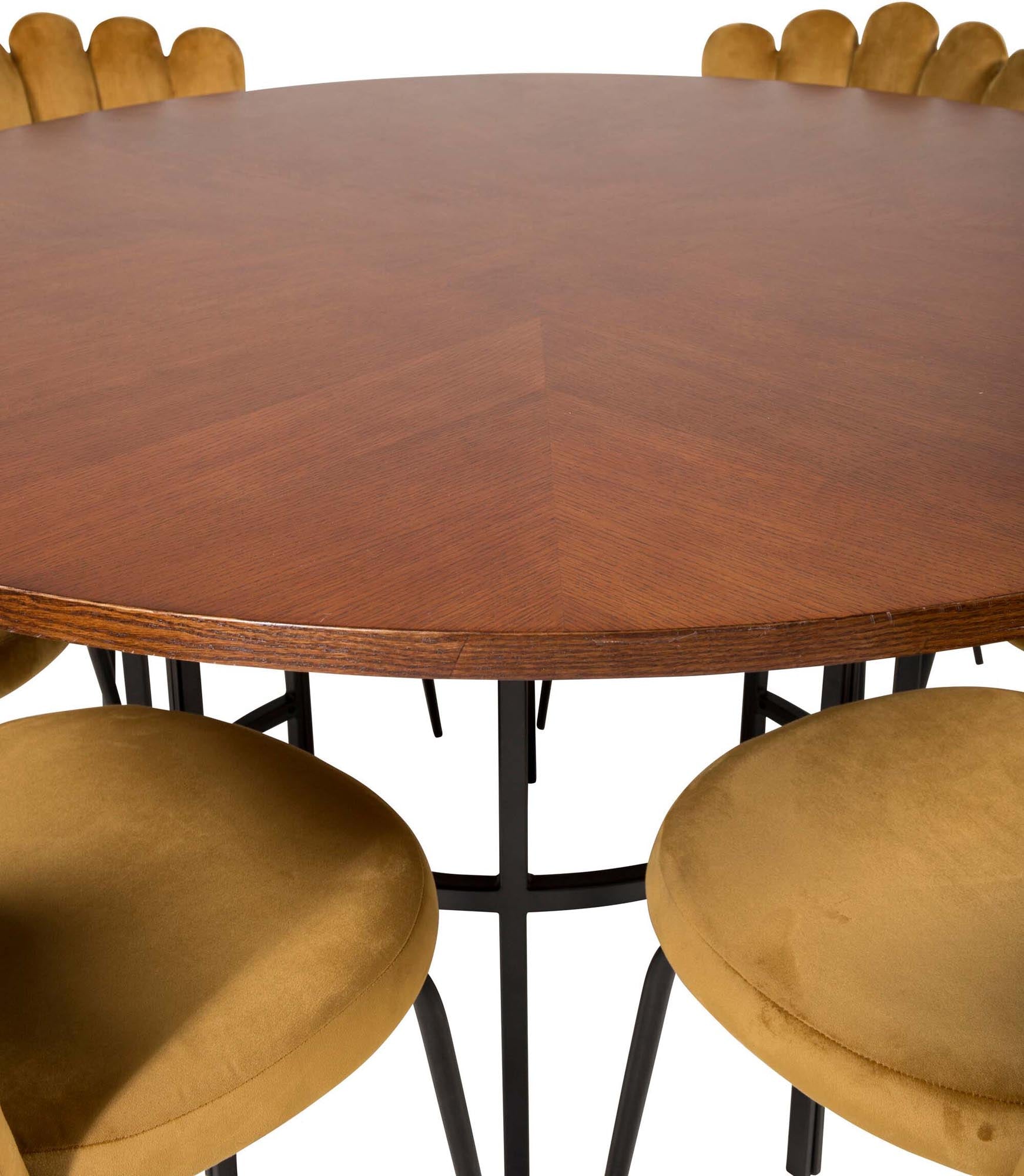 Elegantes Esszimmerset für stilvolle Dinner im skandinavischen Design.