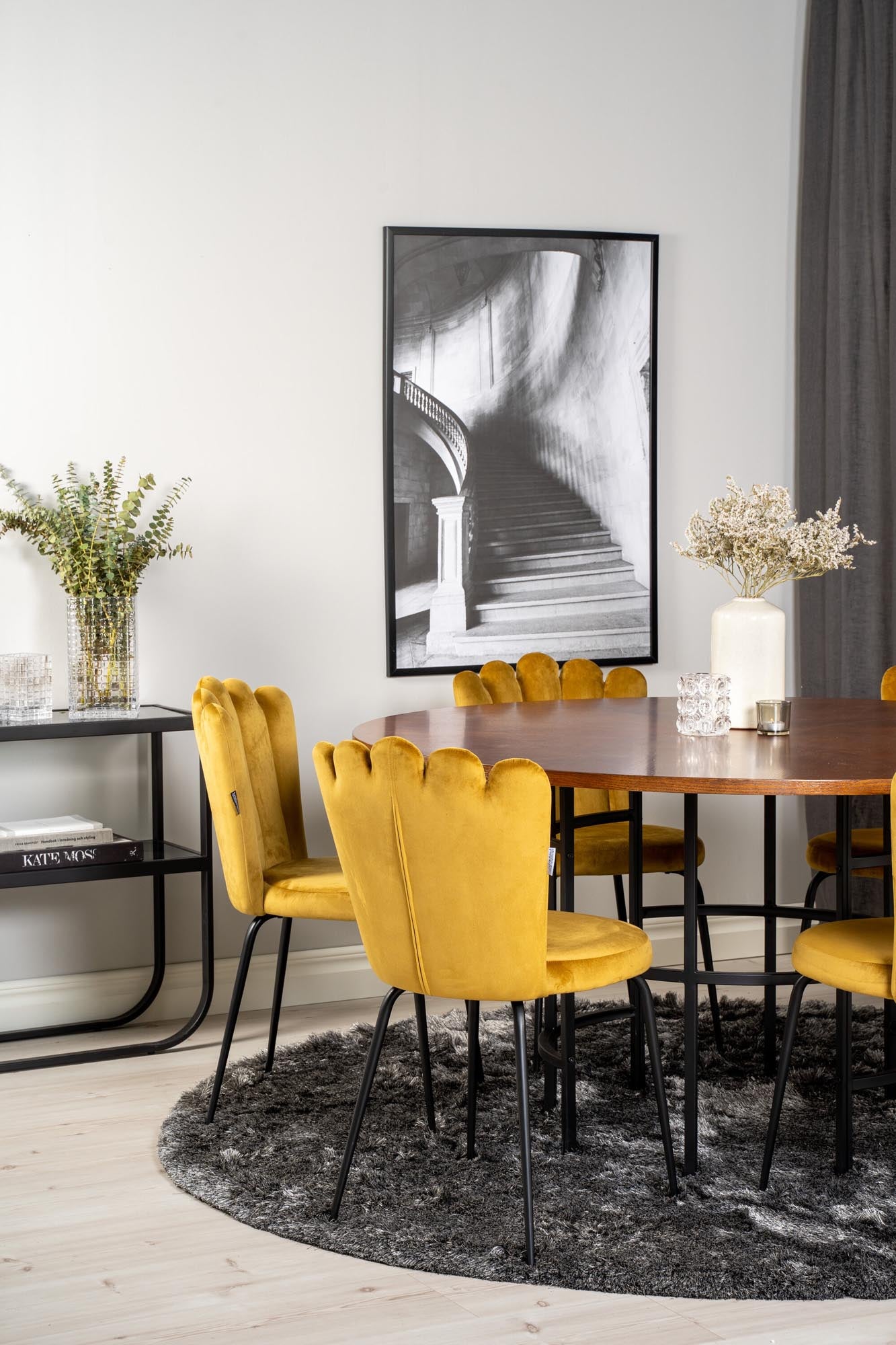 Stilvolles Esszimmerset mit runden Tisch und luxuriösen Samtstühlen. Ideal für gesellige Abende, bietet Platz für bis zu 6 Personen.