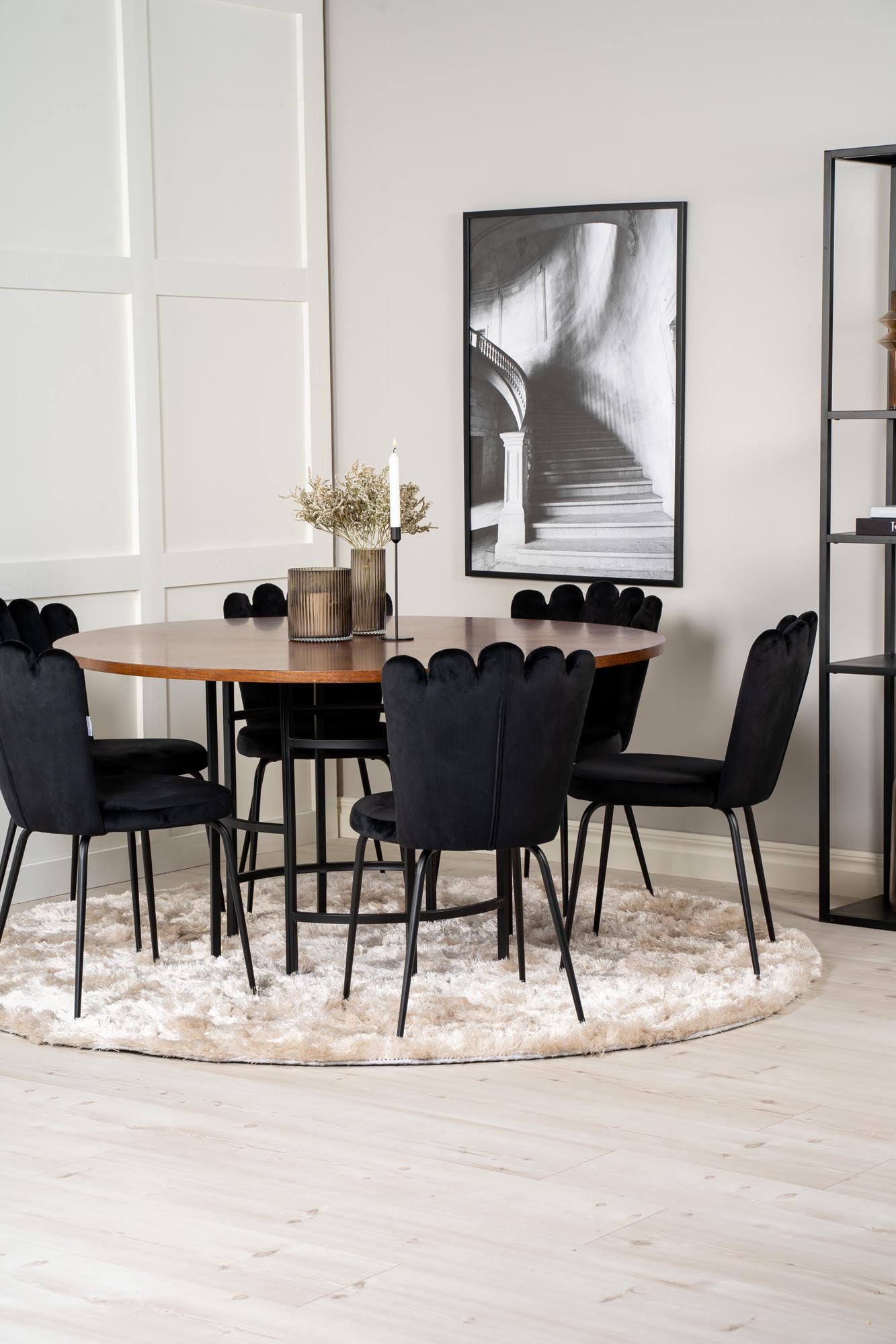 Stilvolles Esszimmerset mit runden Tisch und luxuriösen Samtstühlen. Perfekt für gesellige Abende und elegante Dinnerpartys.