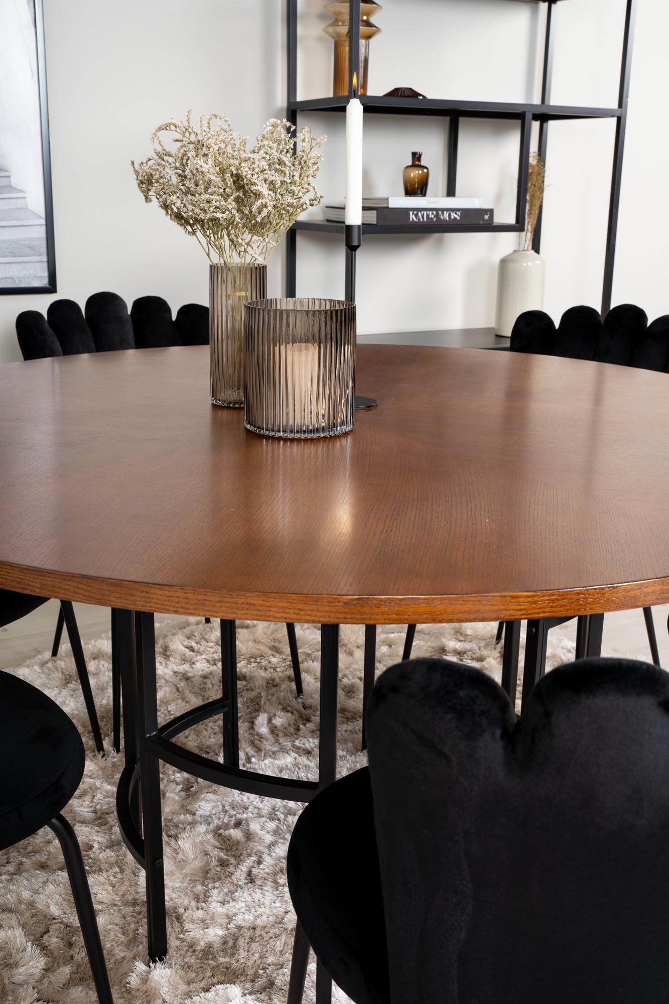 Modernes Esszimmerset im skandinavischen Stil für gesellige Runden.