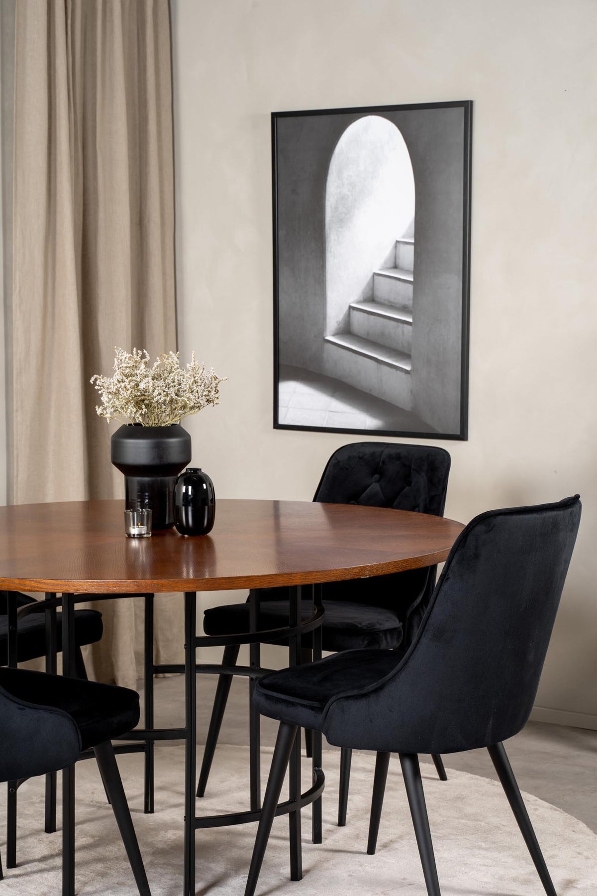 Esszimmerset Copenhagen + Velvet Deluxe ⌀140cm/4St. in Schwarz präsentiert im Onlineshop von KAQTU Design AG. Esszimmerset ist von Venture Home