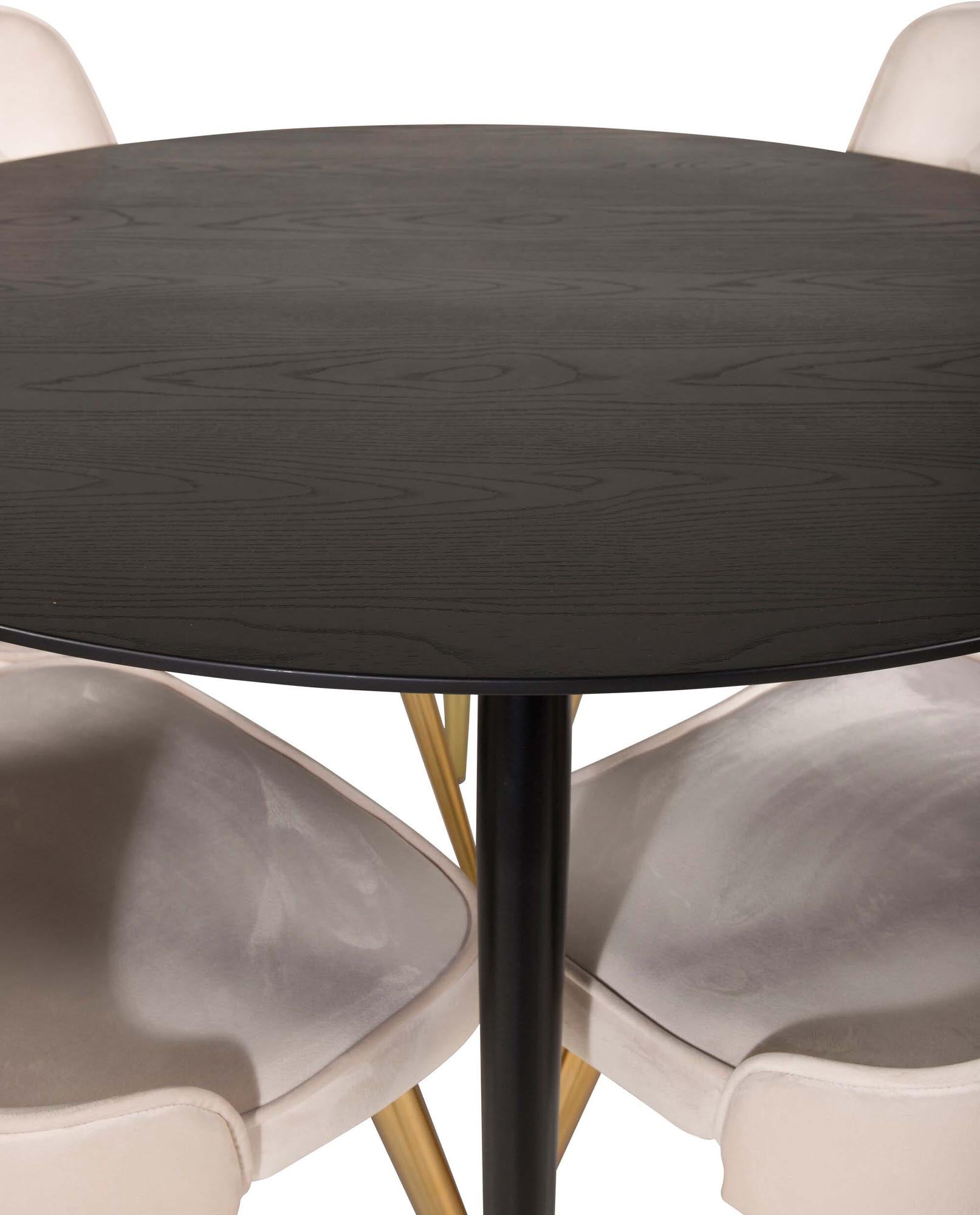 Modernes Dipp Esszimmerset mit Velvet-Stühlen für bis zu vier Personen. Ideal für gemütliche Abende und stilvolle Brunches.