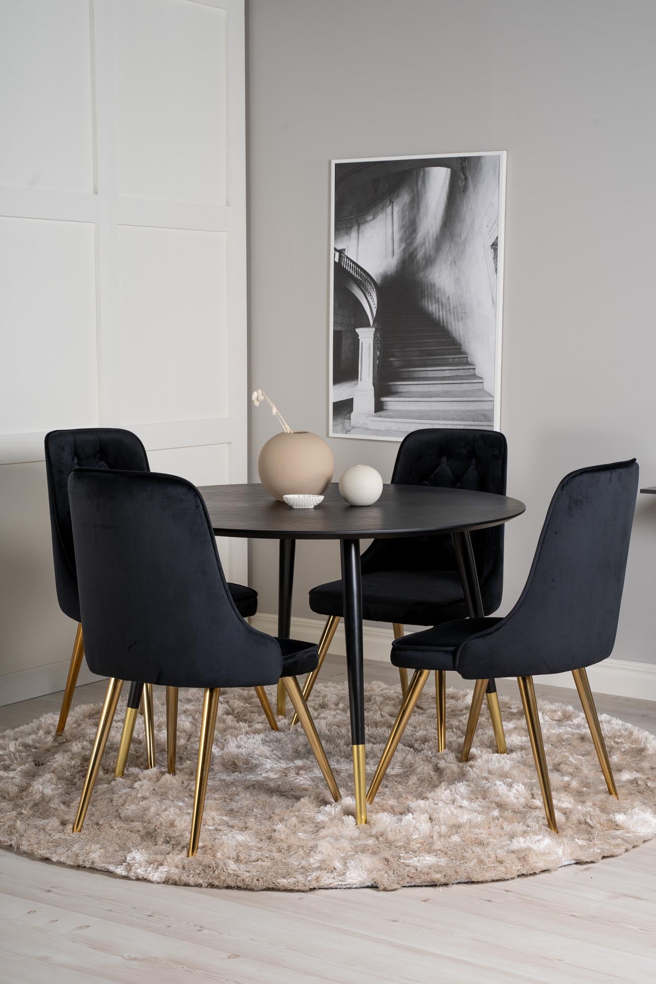 Modernes Dipp Esszimmerset mit luxuriösen Velvet-Stühlen für gemütliche Abende und stilvolle Brunches. Ideal für bis zu vier Personen.